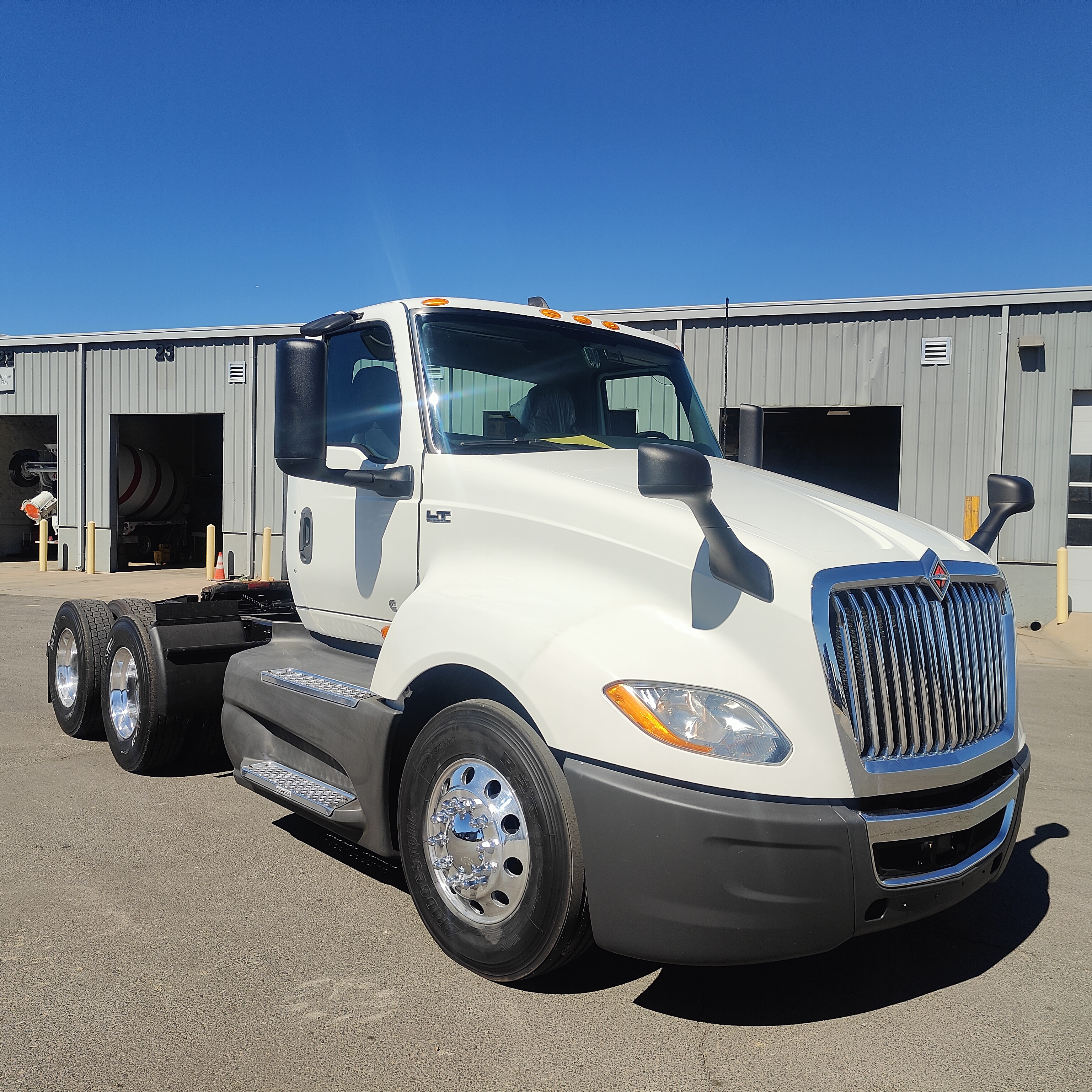 2021 International LT - image 7