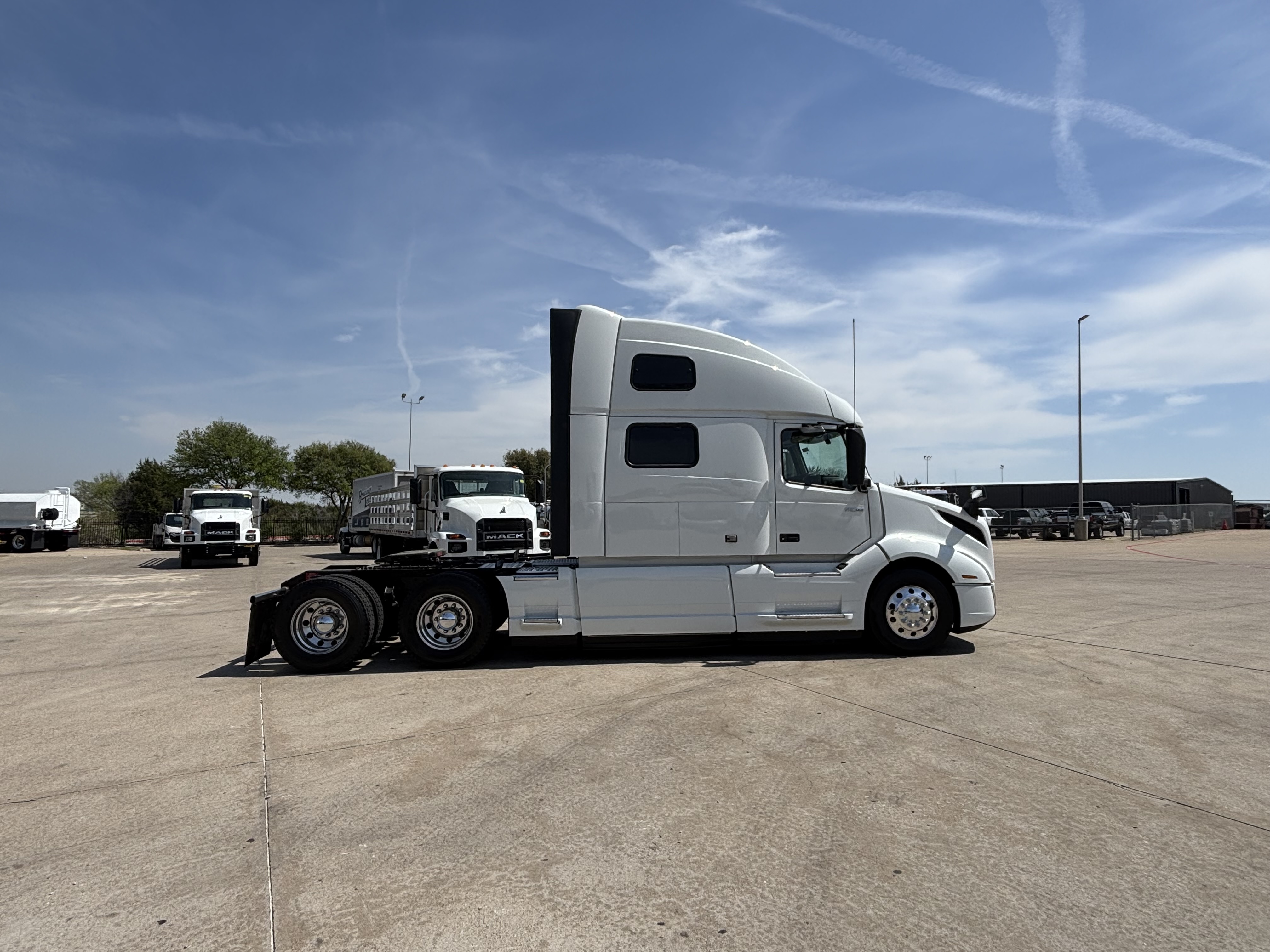 2024 Volvo - image 4