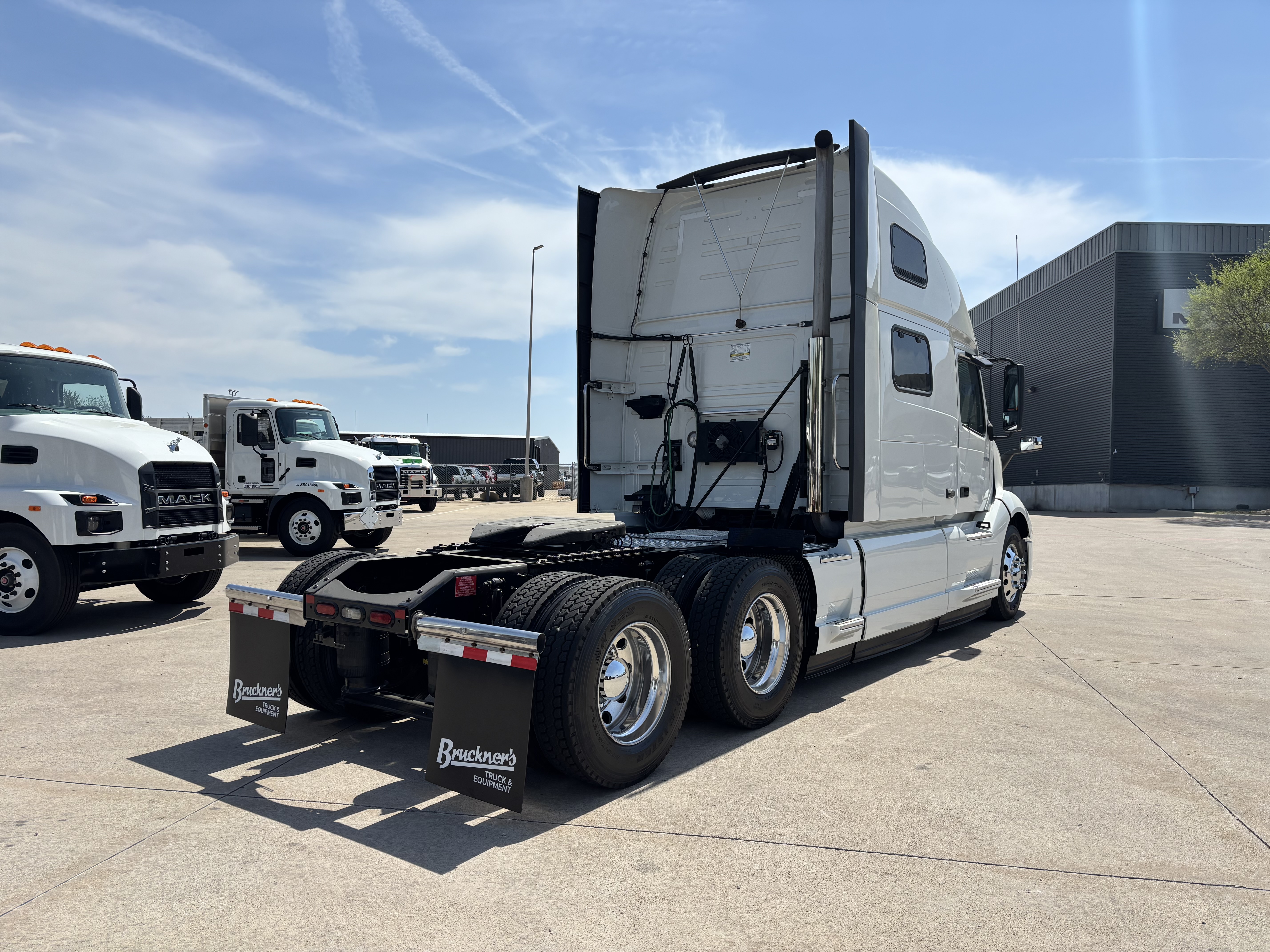 2024 Volvo - image 5