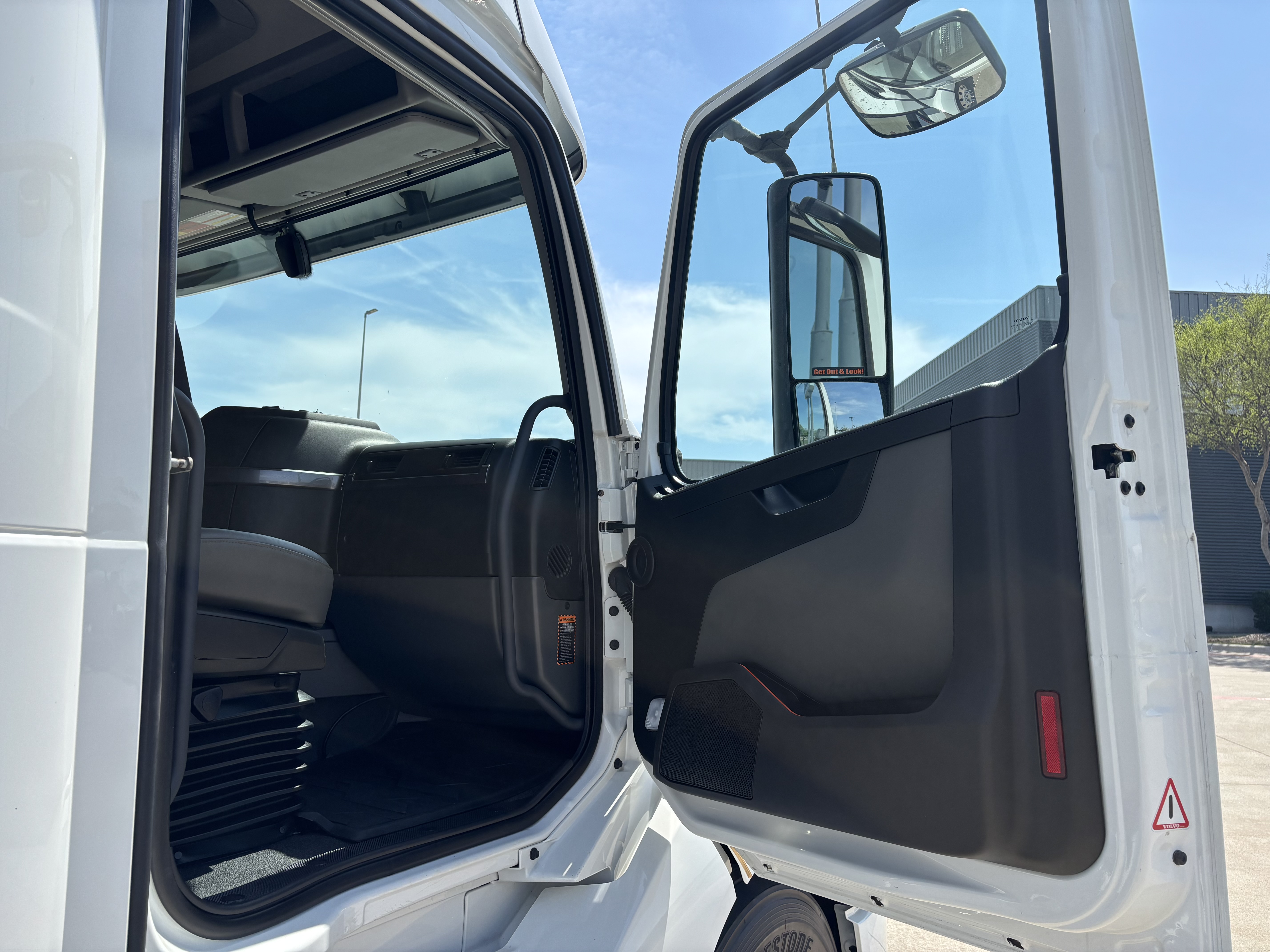 2024 Volvo - image 19