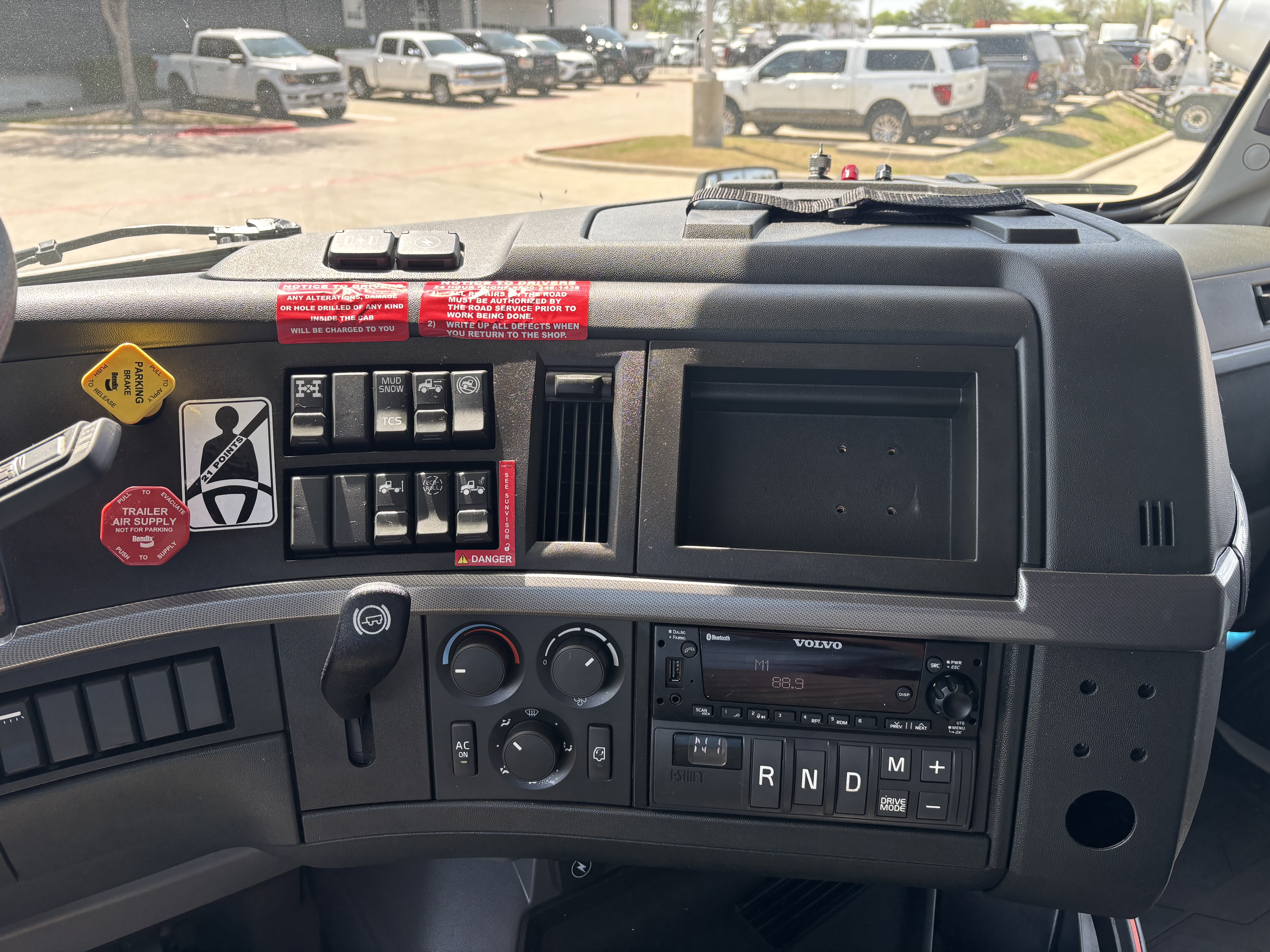 2024 Volvo - image 32