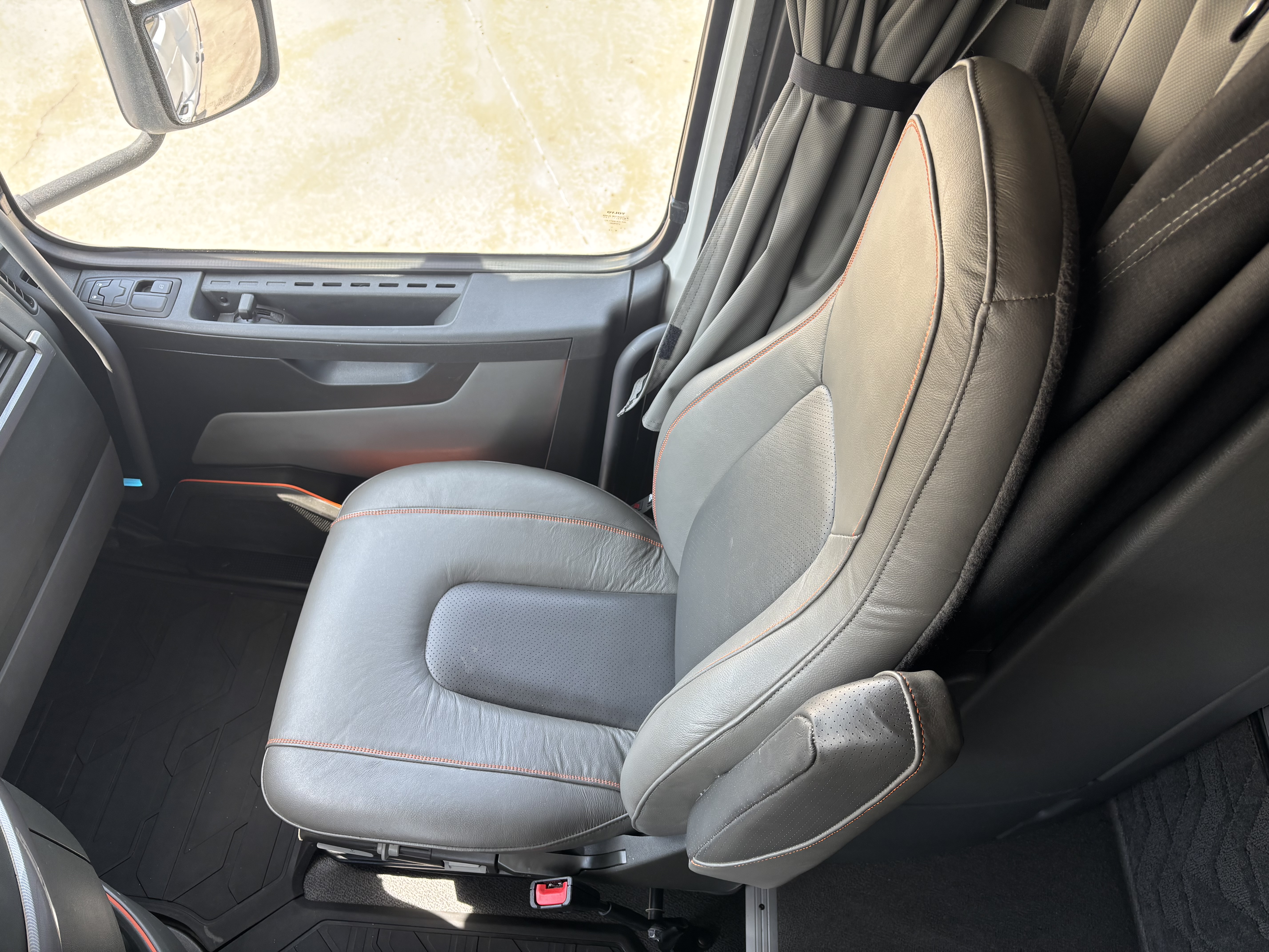 2024 Volvo - image 24