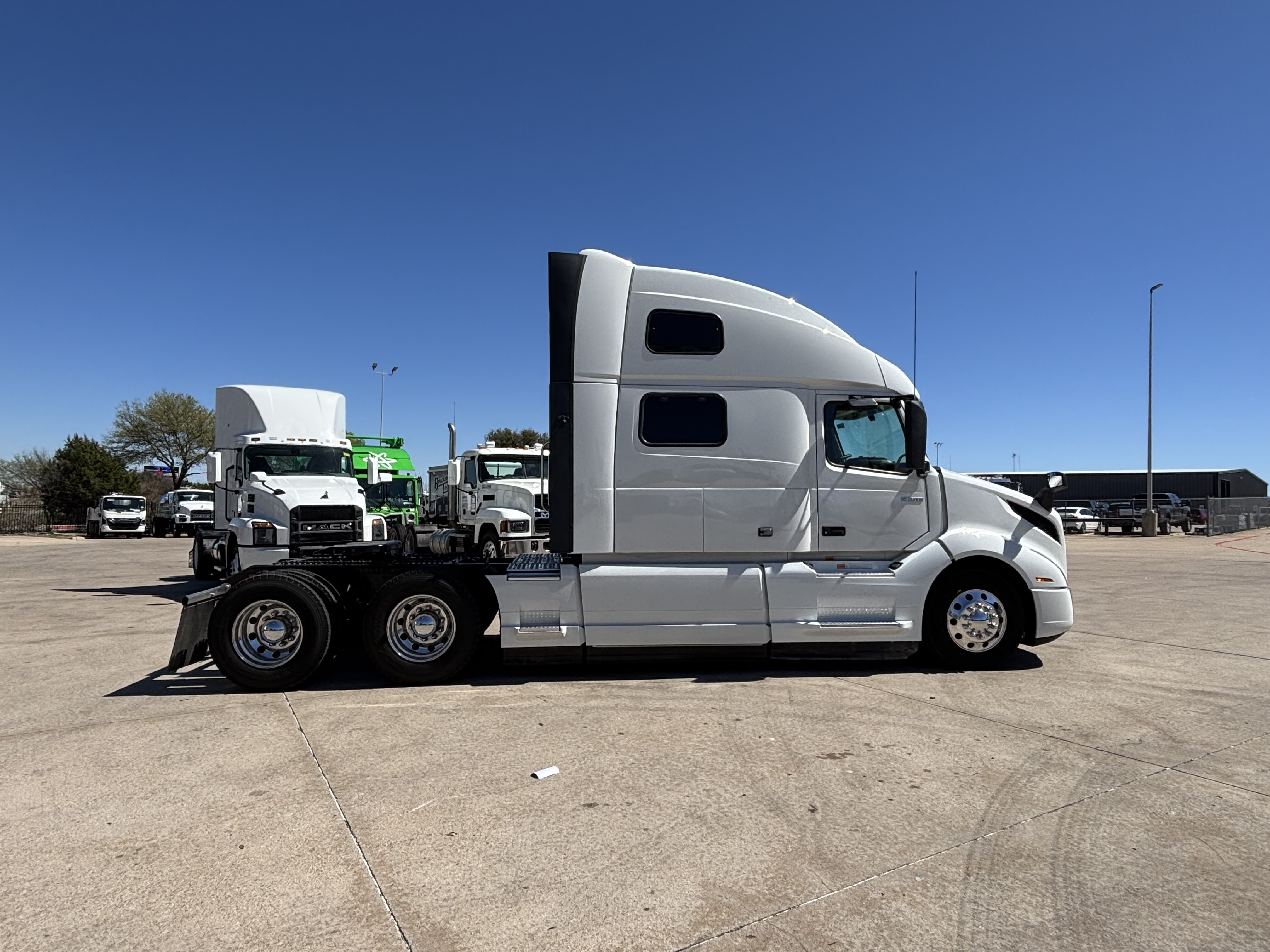 2024 Volvo - image 4