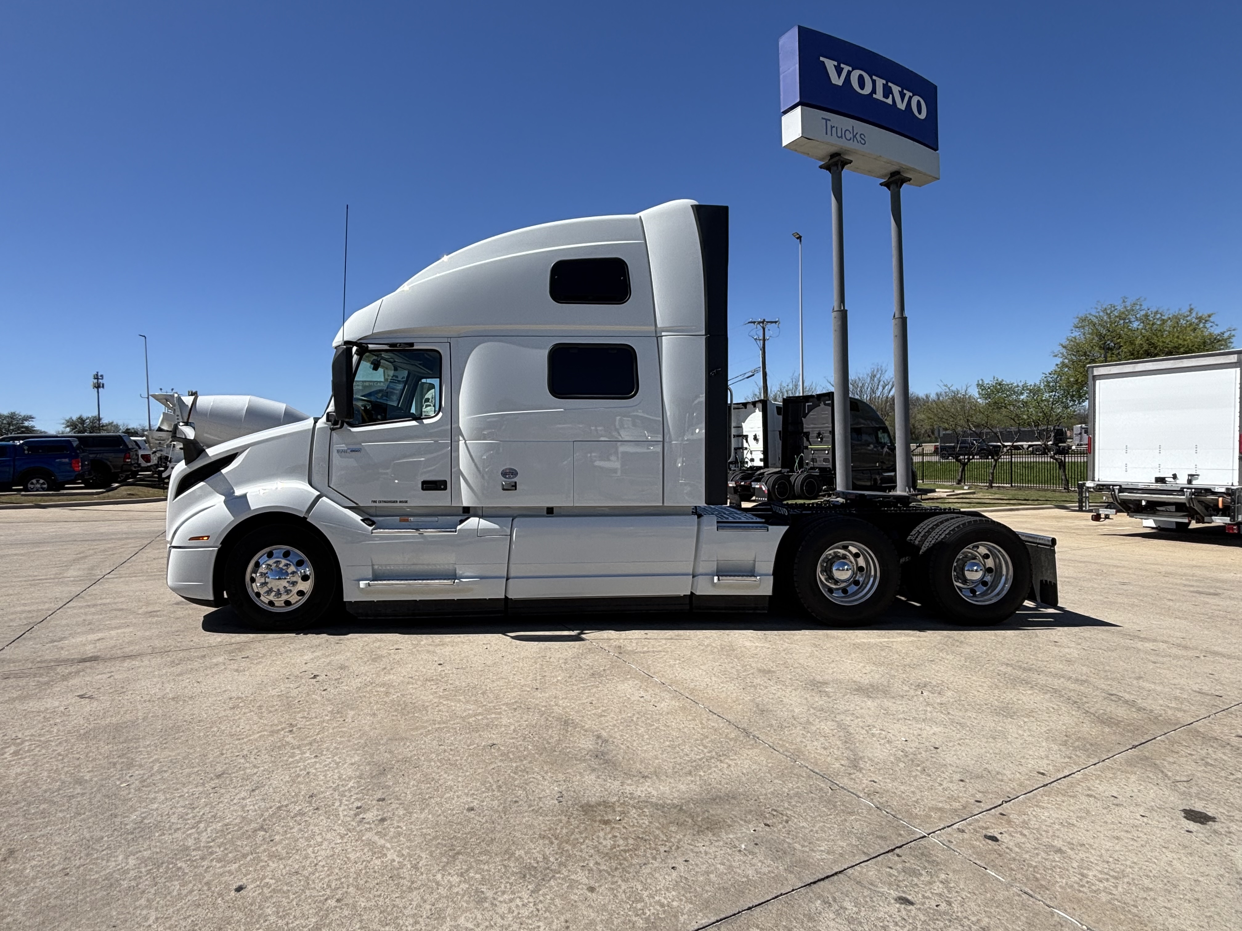 2024 Volvo - image 8