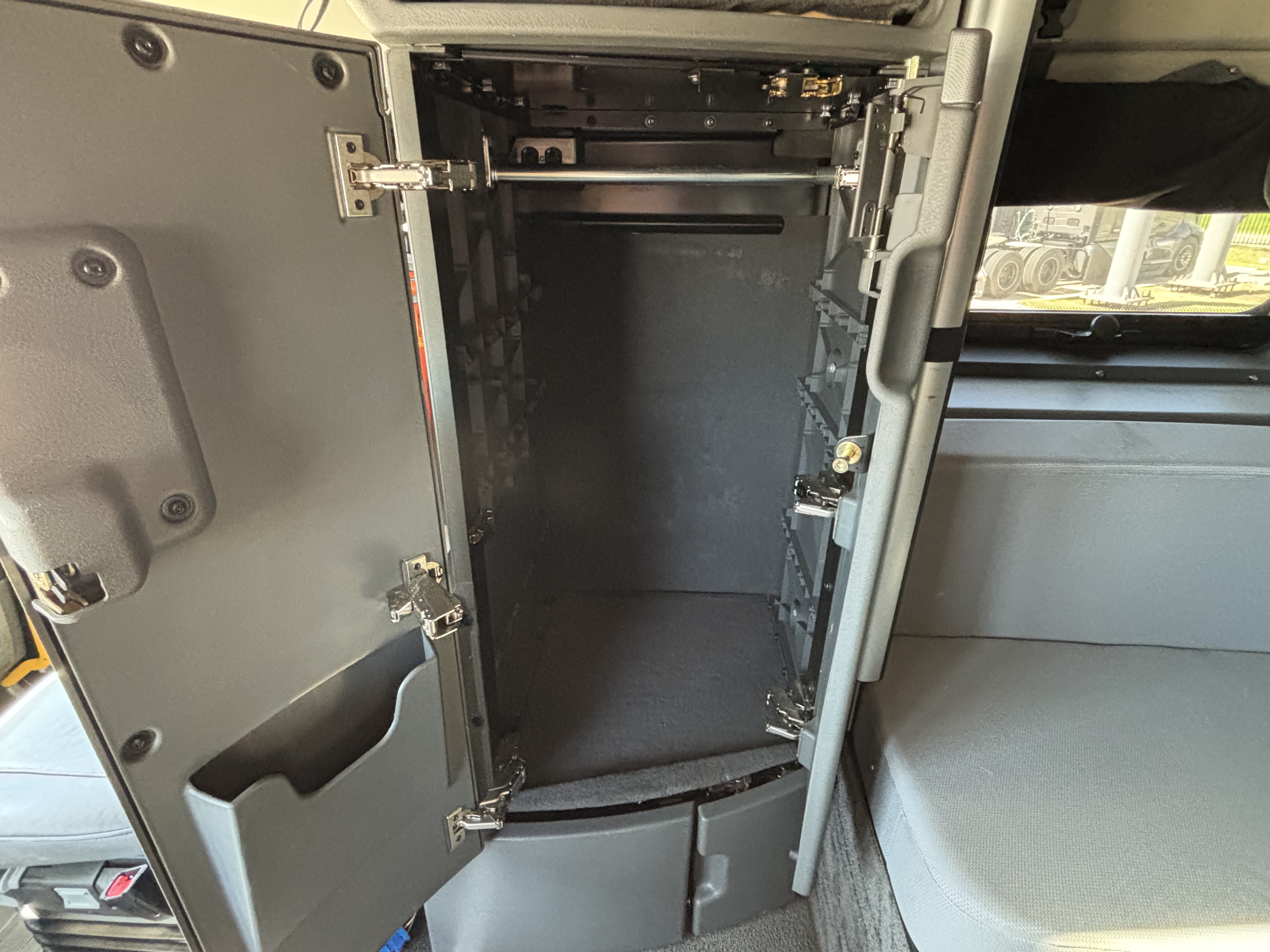 2024 Volvo - image 28