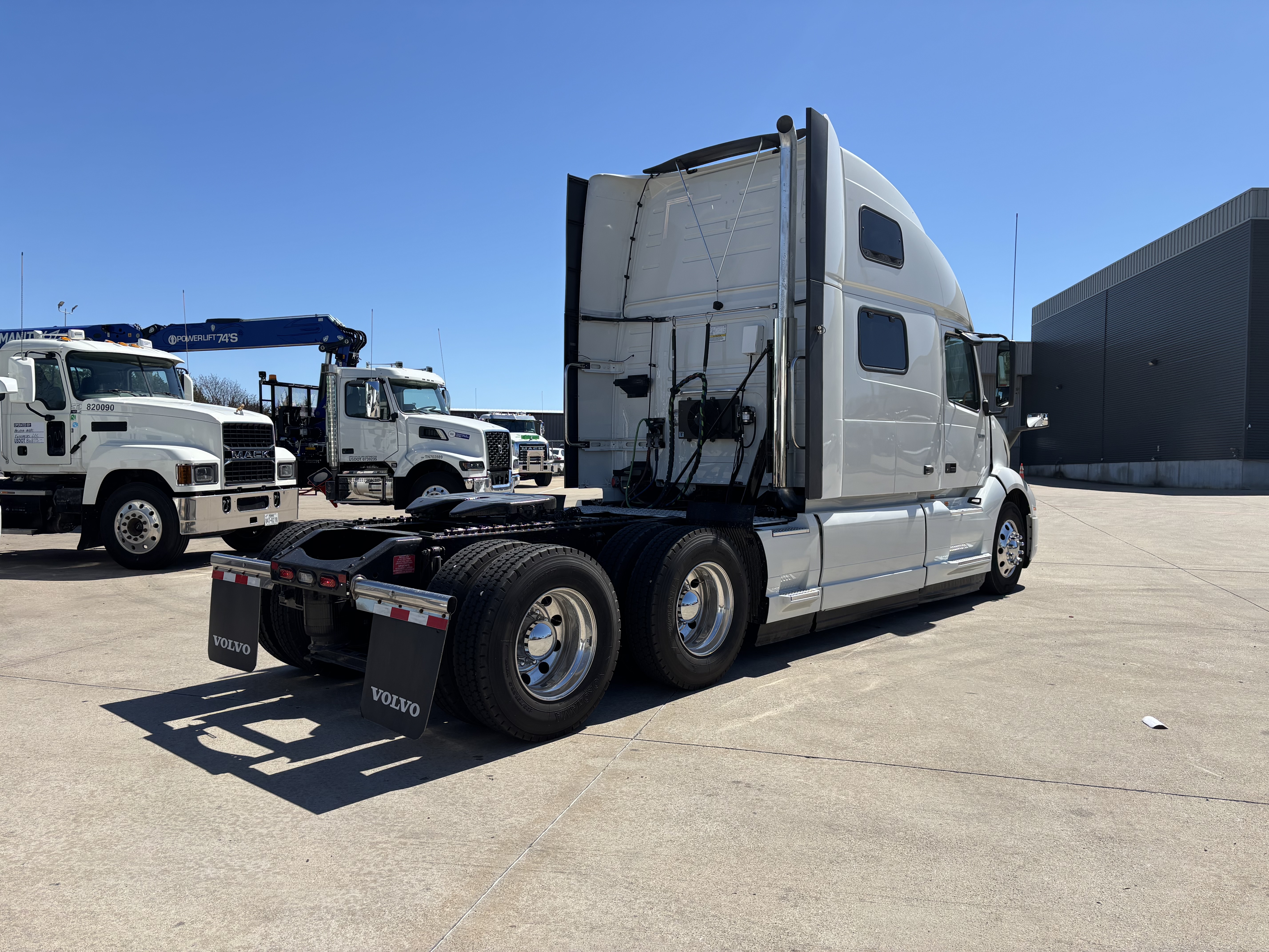 2024 Volvo - image 5