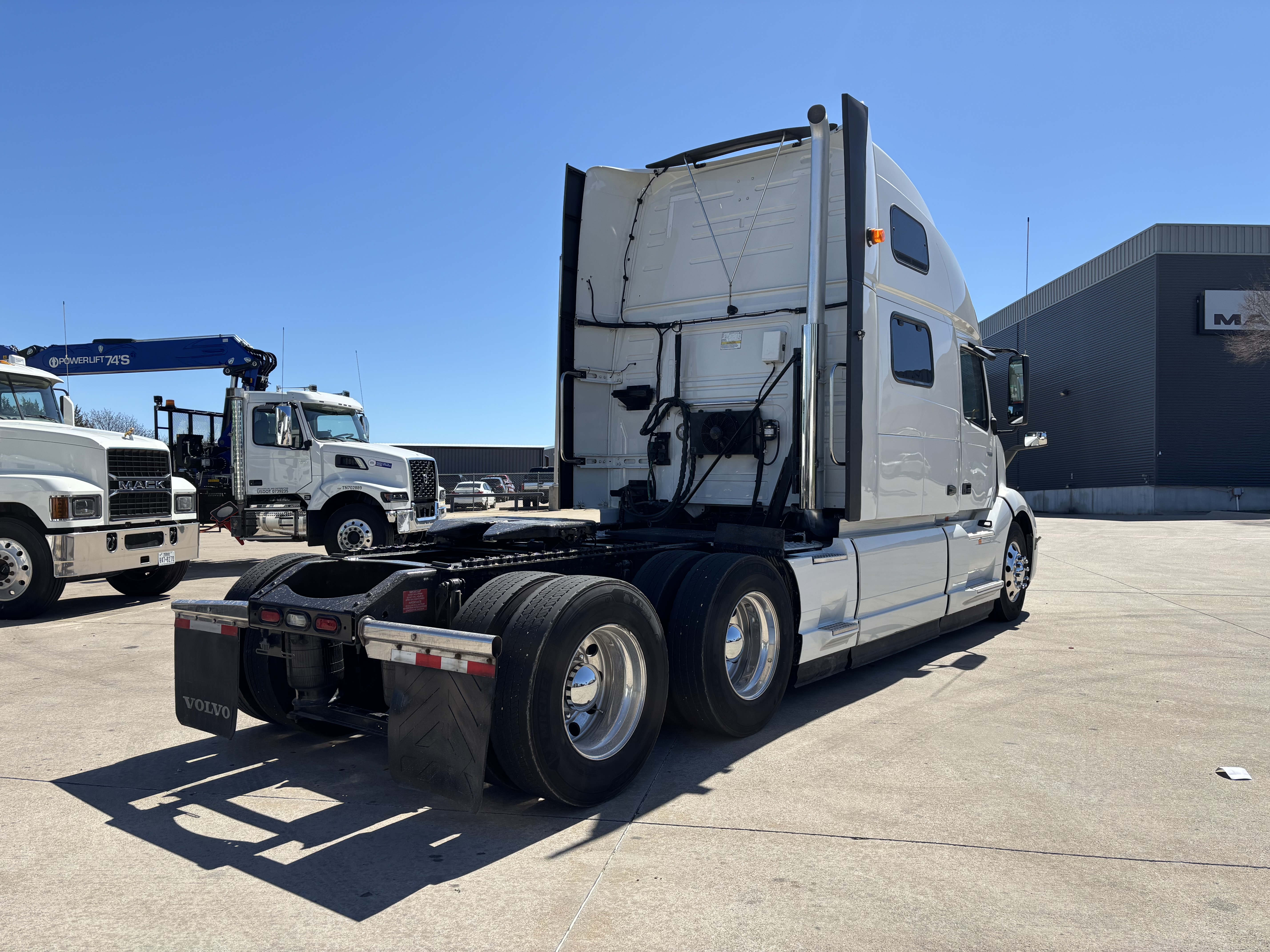 2024 Volvo - image 5