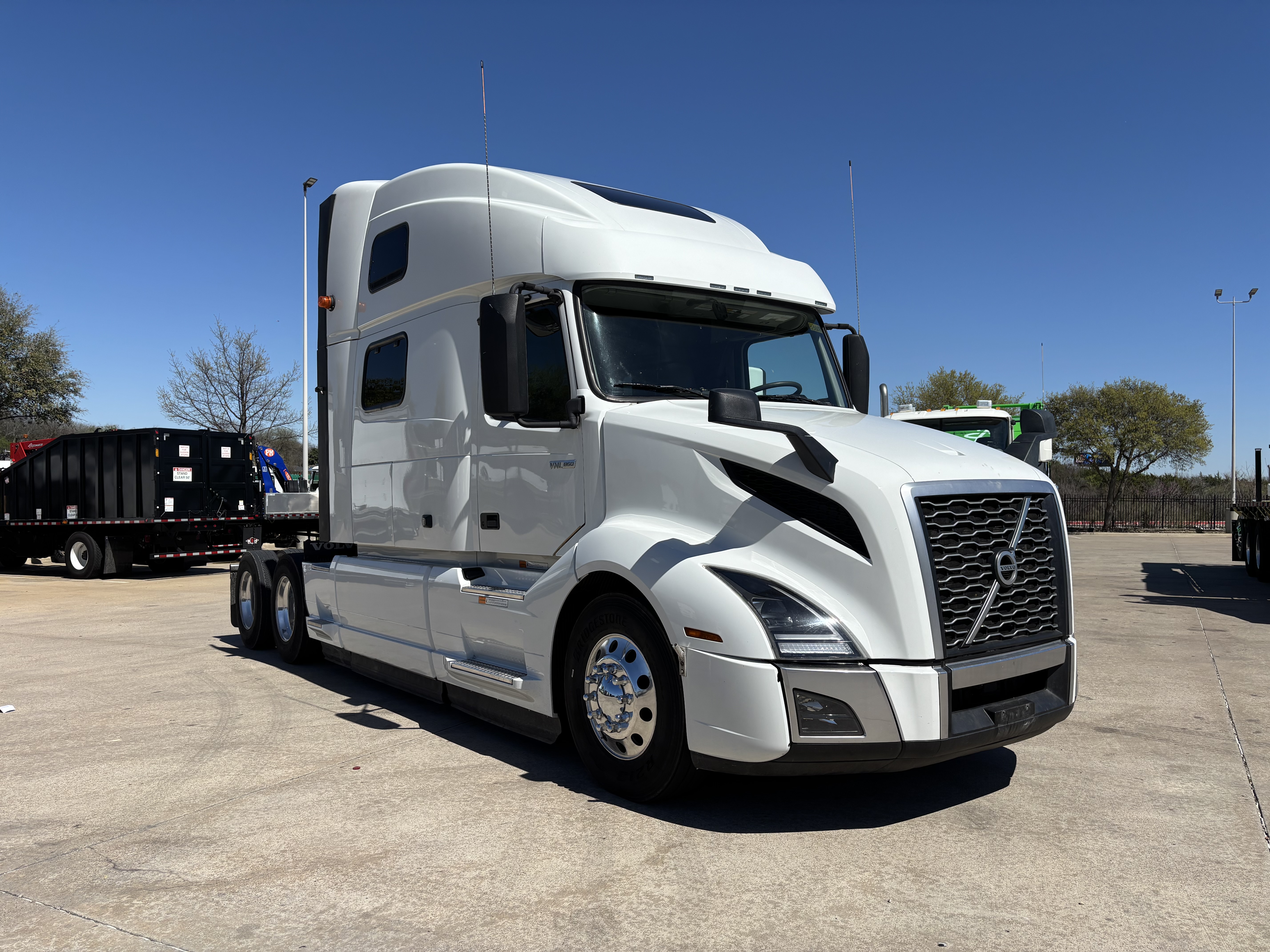 2024 Volvo - image 3