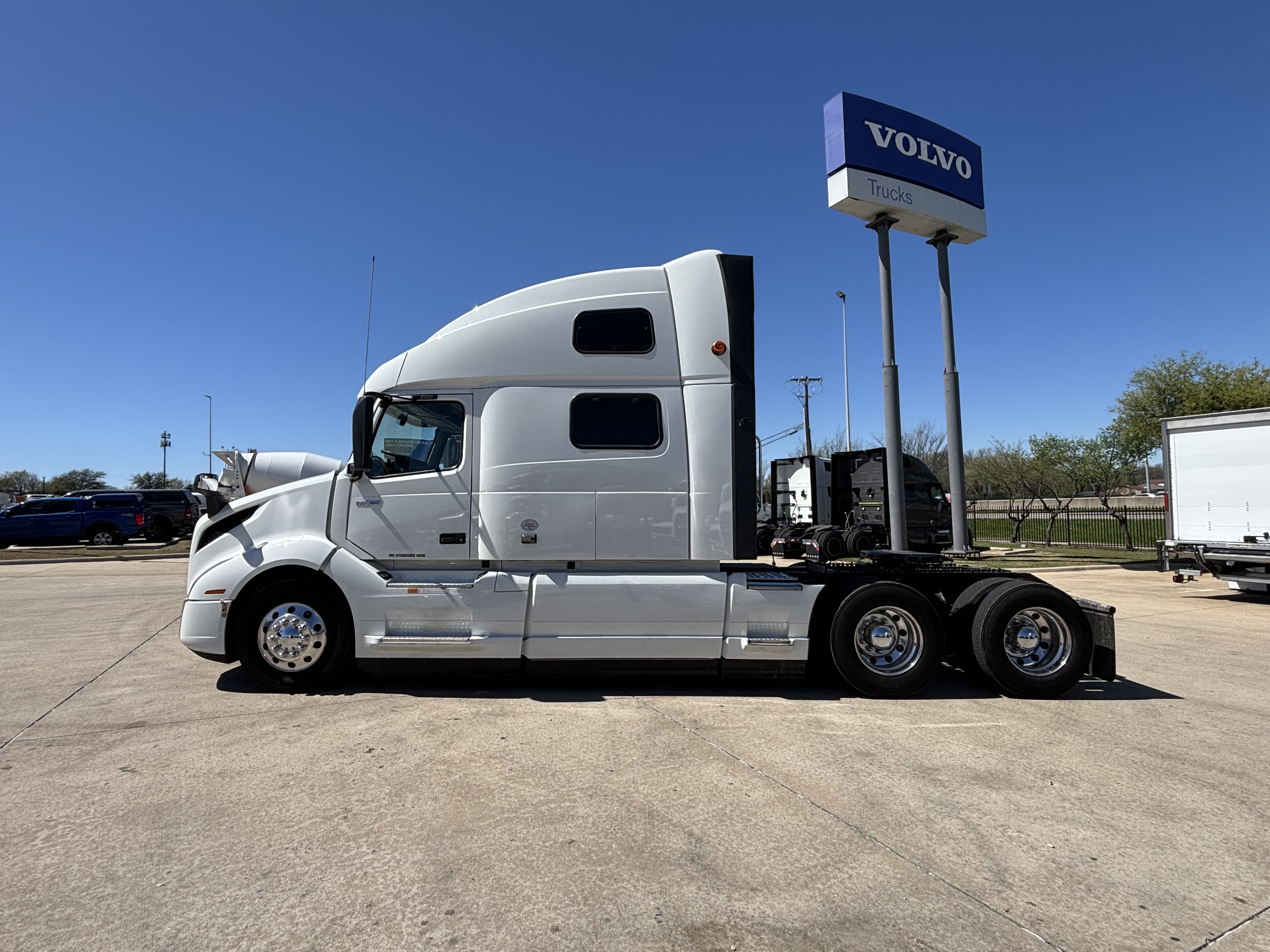 2024 Volvo - image 8