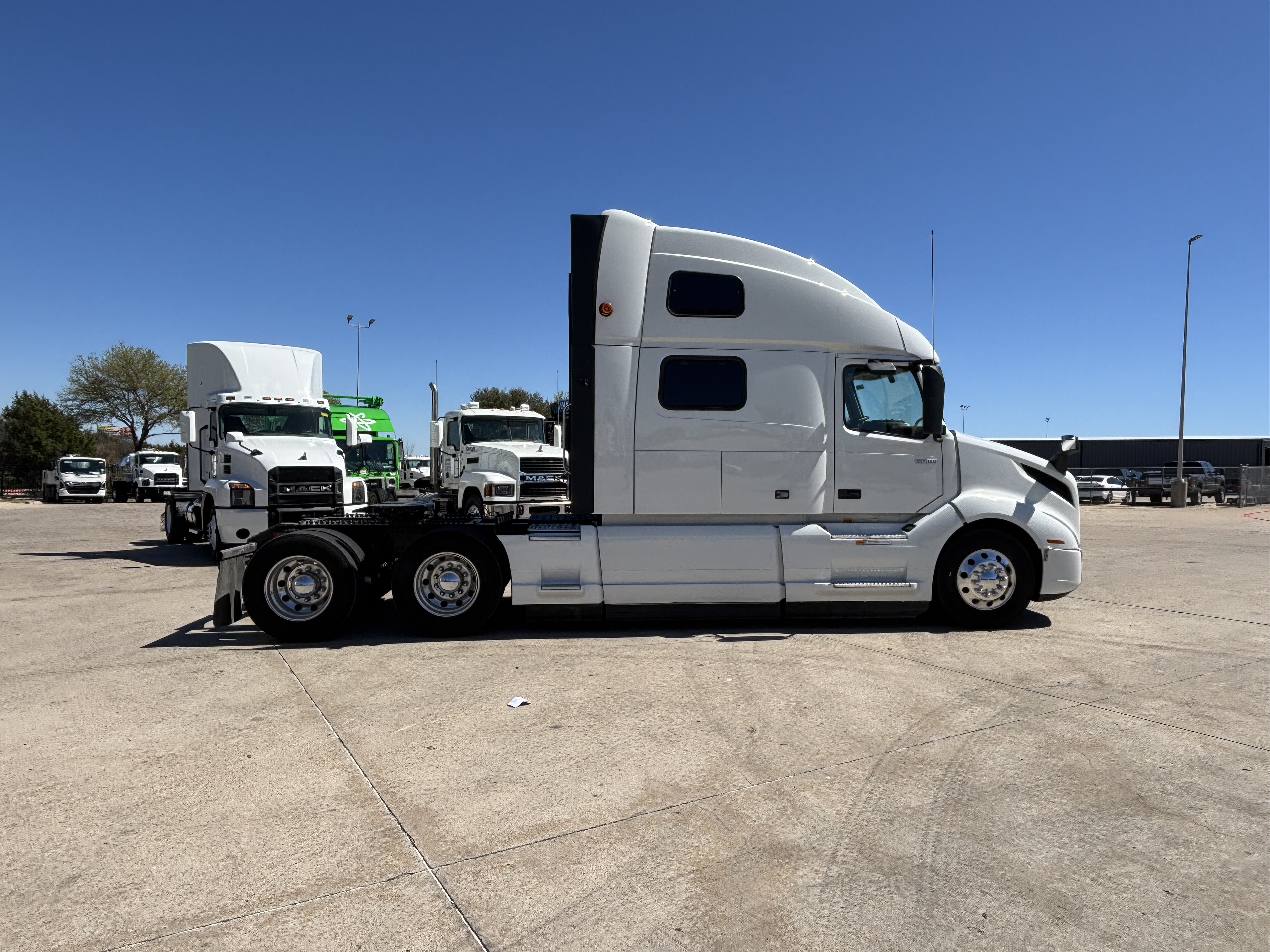 2024 Volvo - image 4