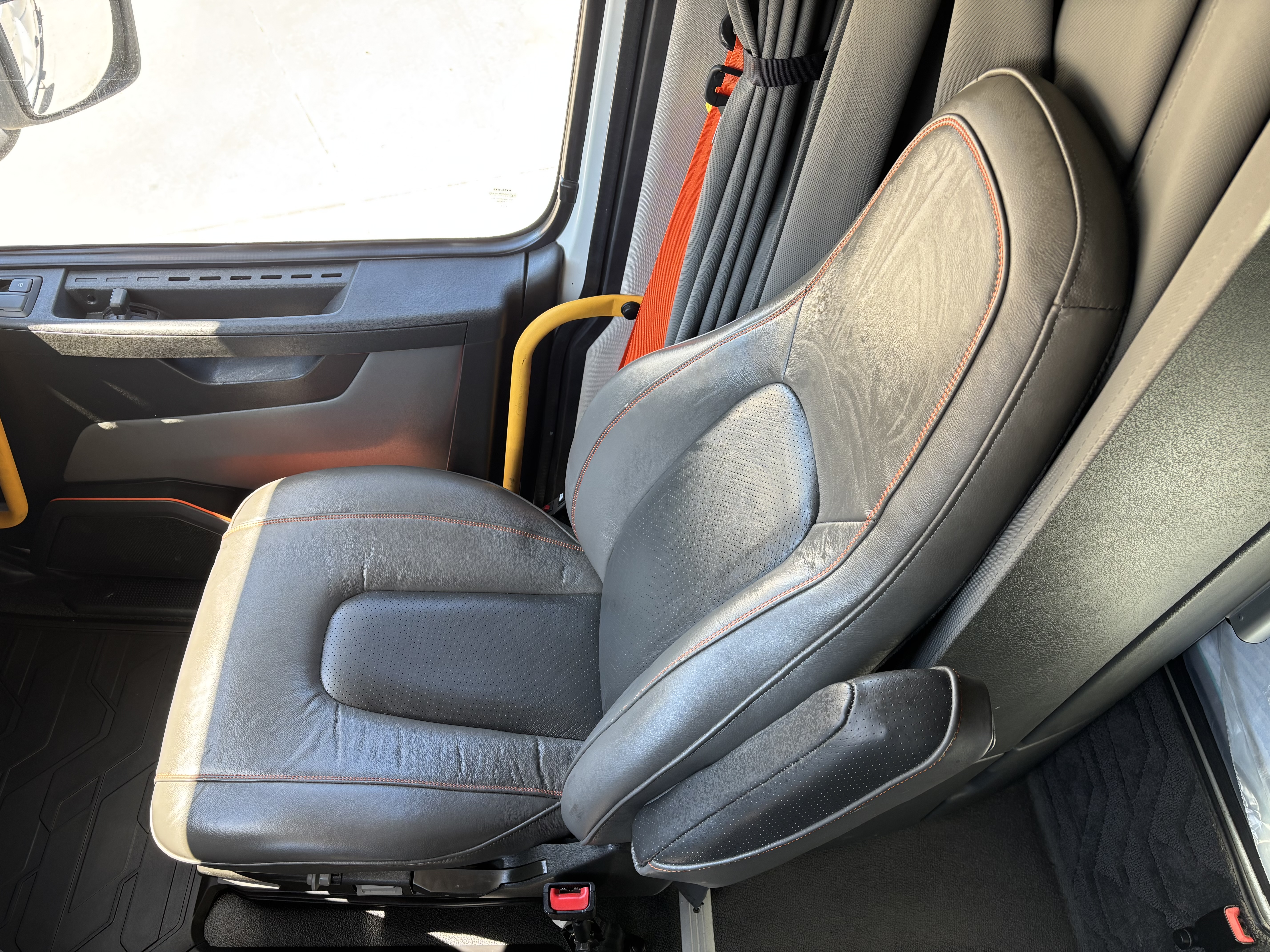 2024 Volvo - image 23