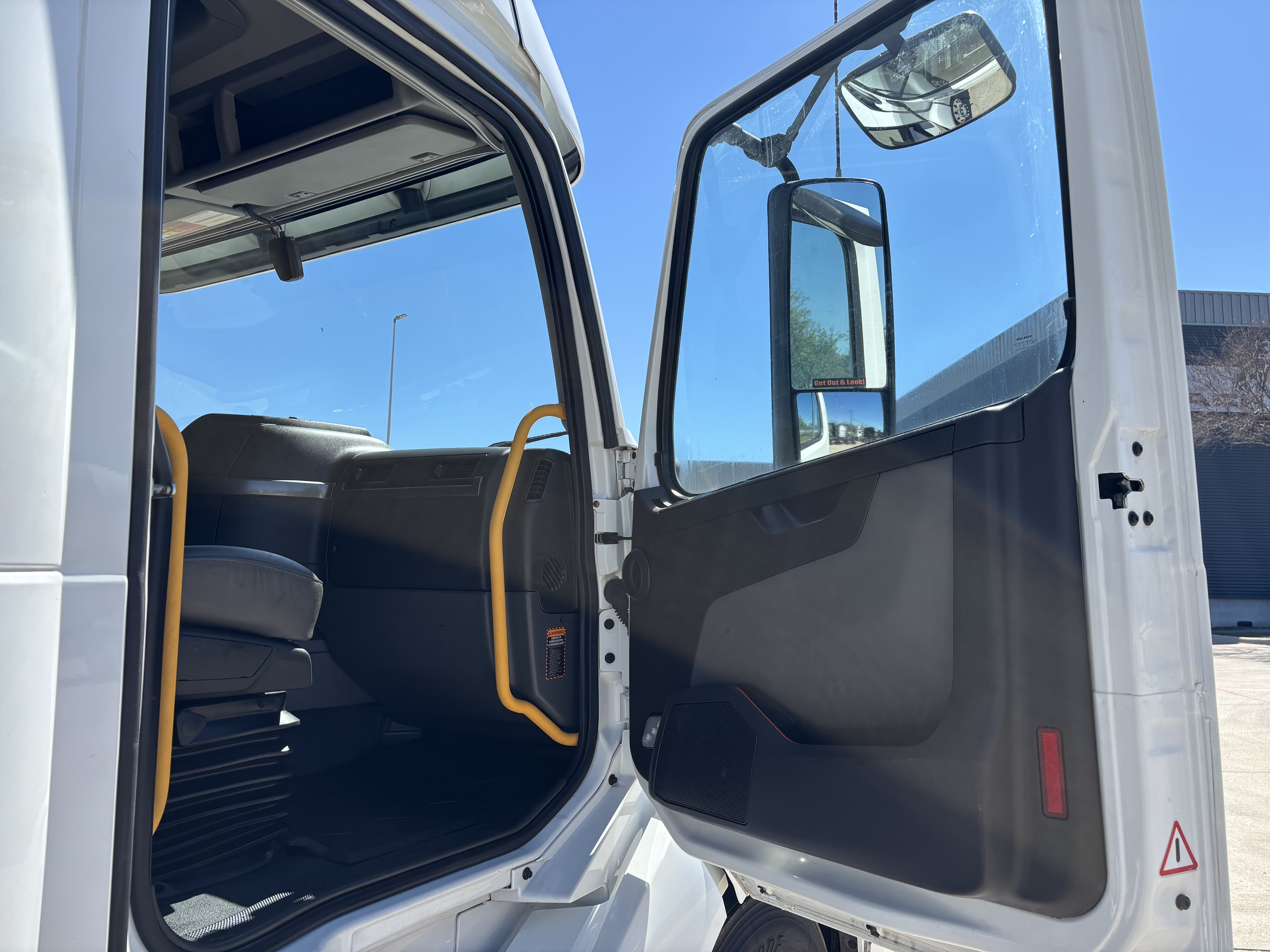 2024 Volvo - image 18