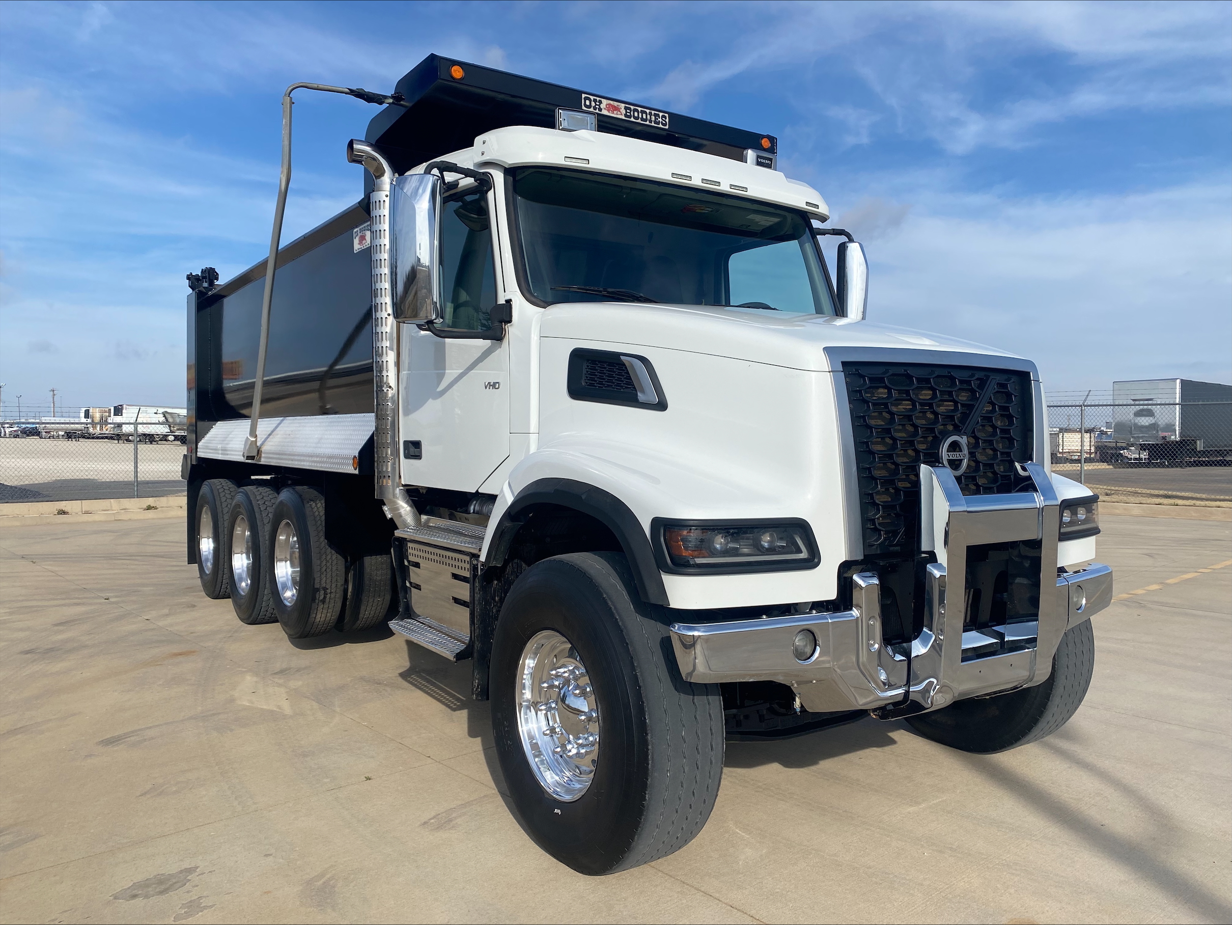 2023 Volvo - image 3