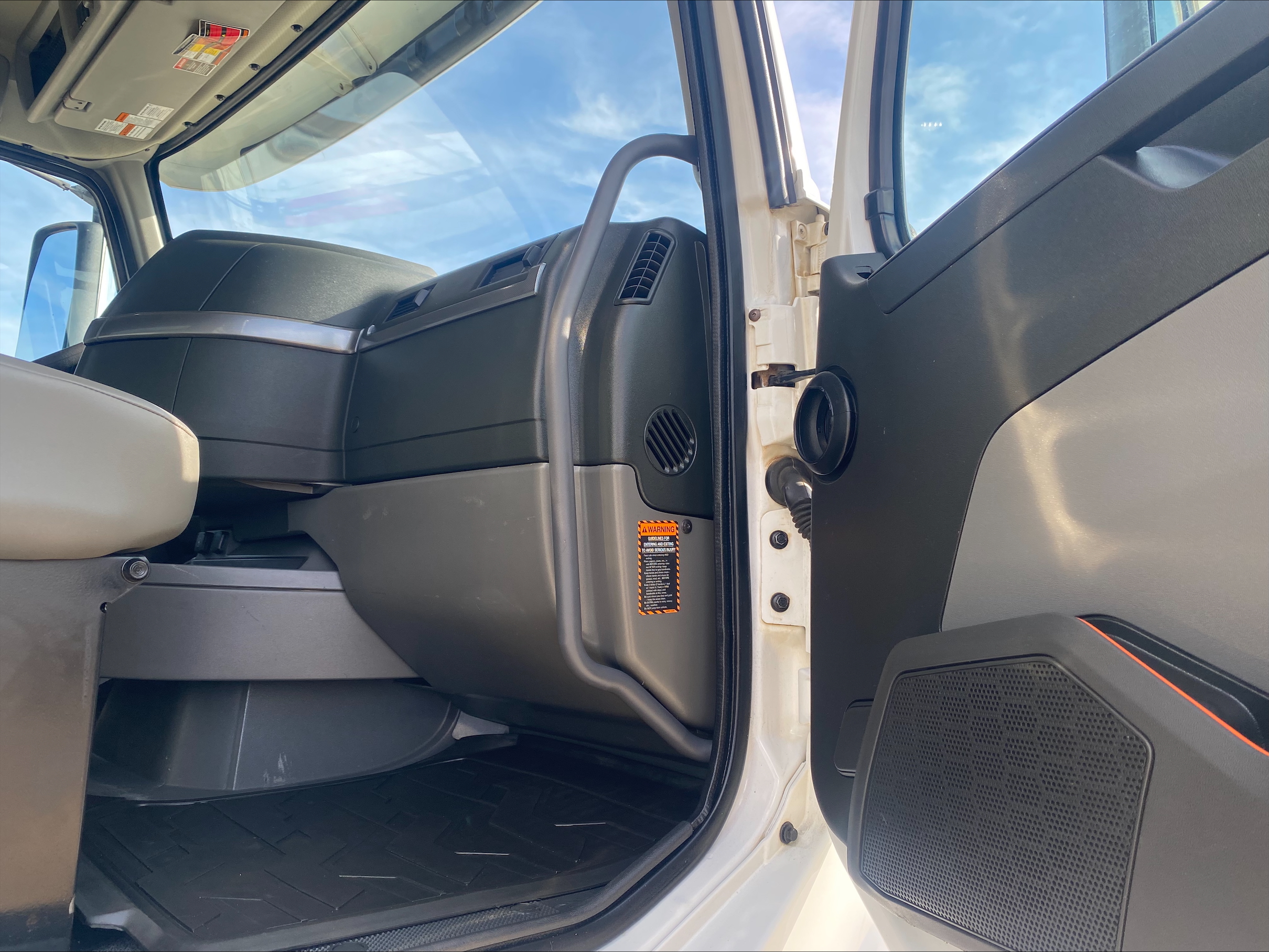 2023 Volvo - image 18