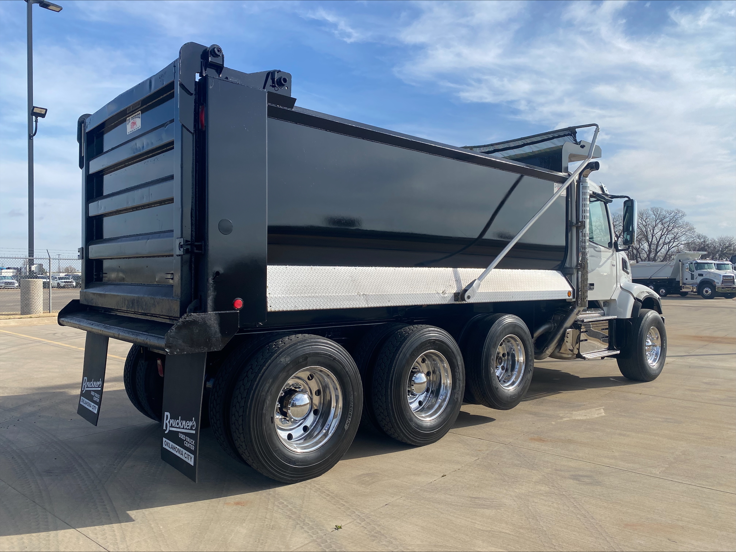 2023 Volvo - image 5