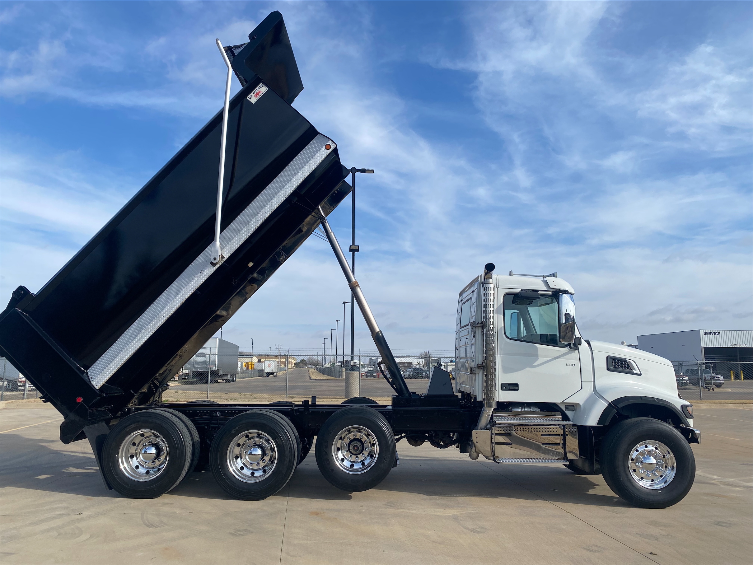 2023 Volvo - image 10