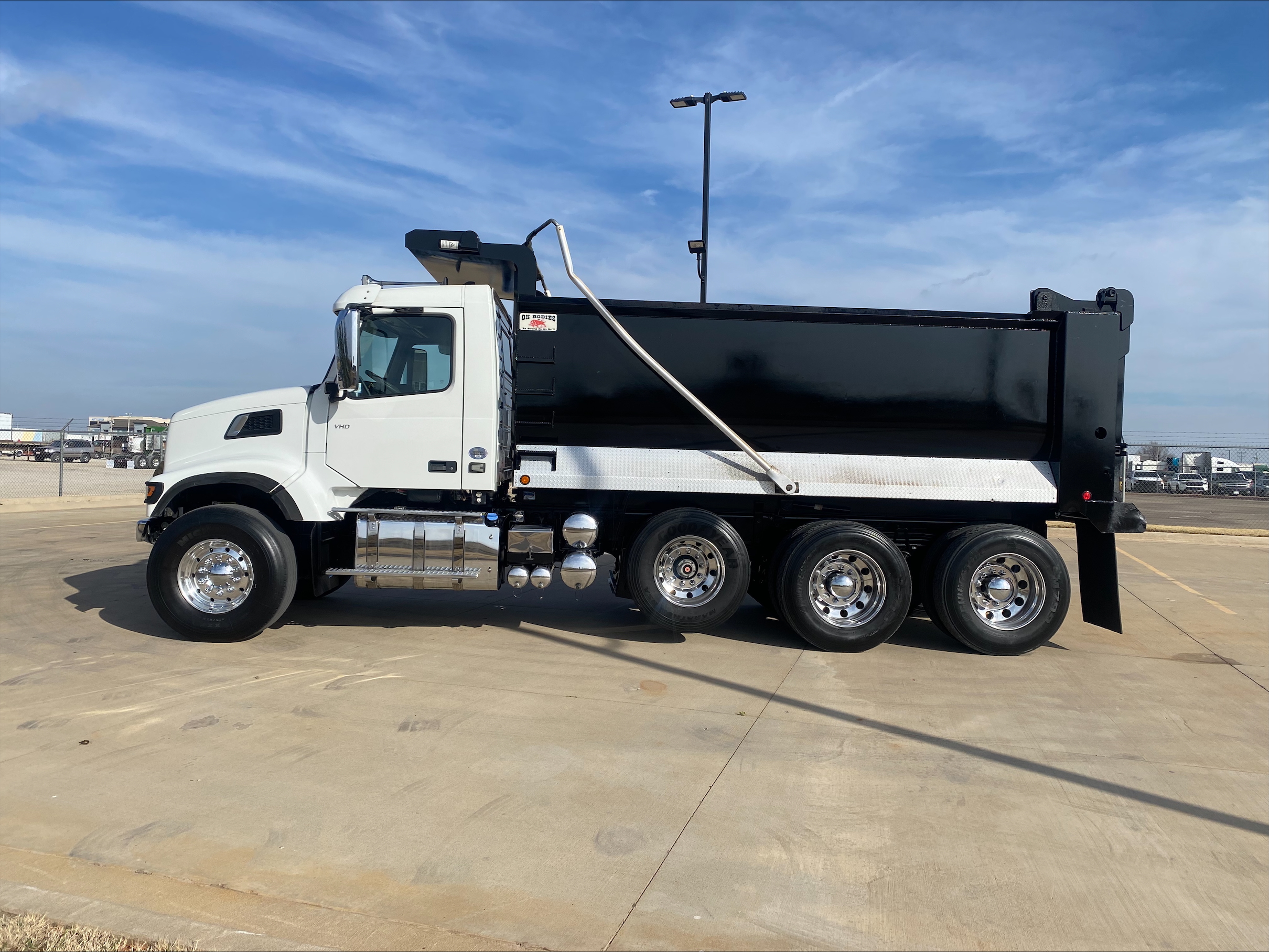 2023 Volvo - image 8