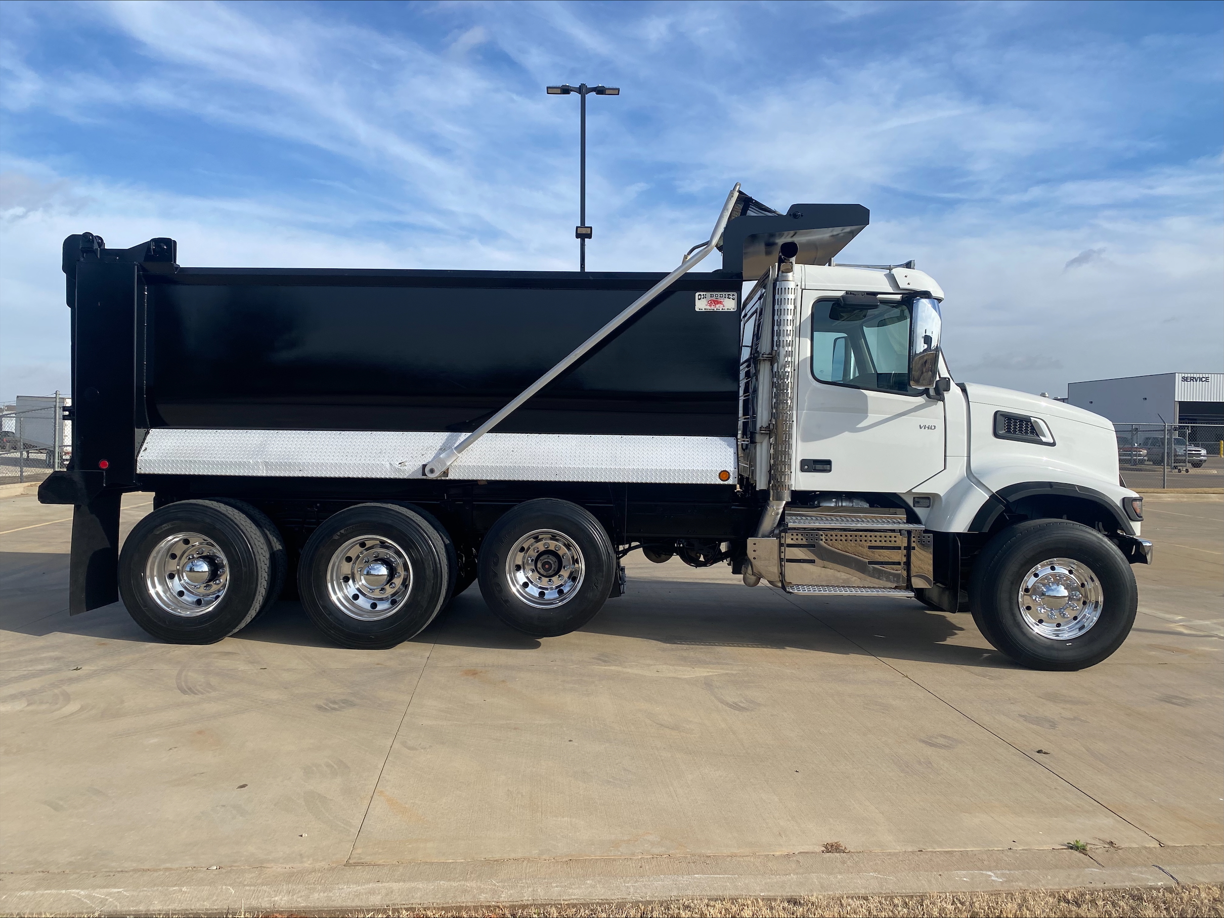 2023 Volvo - image 4