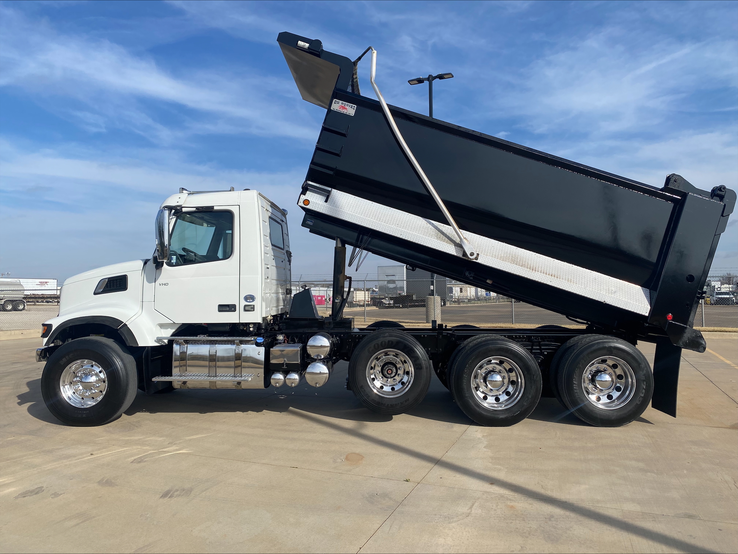 2023 Volvo - image 9