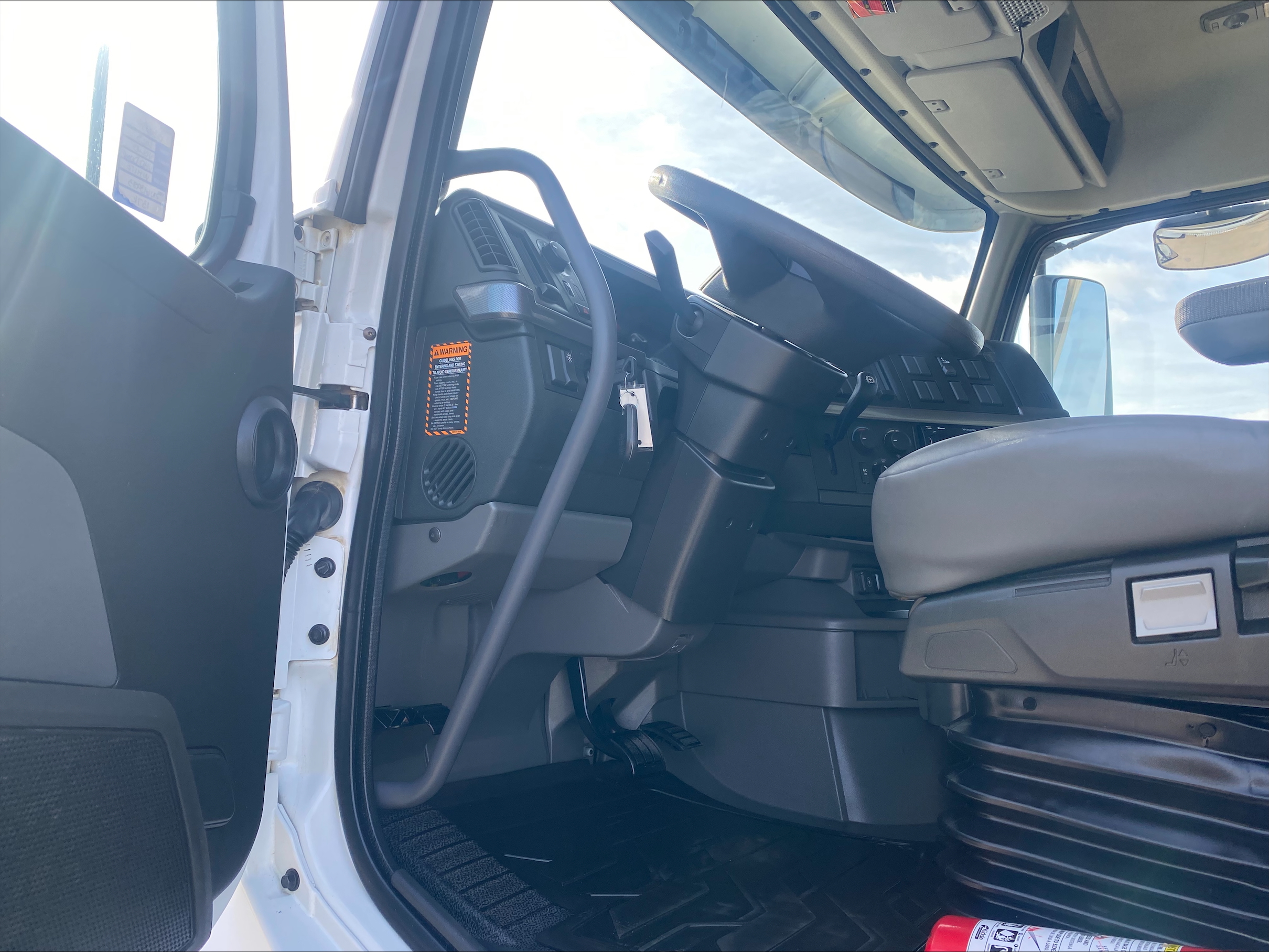 2023 Volvo - image 15