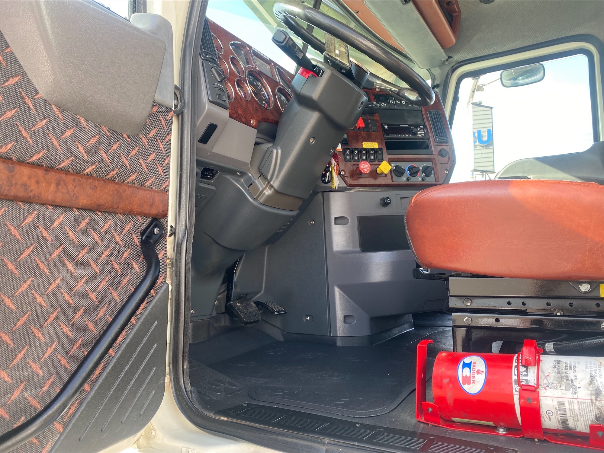 2016 Mack - image 11