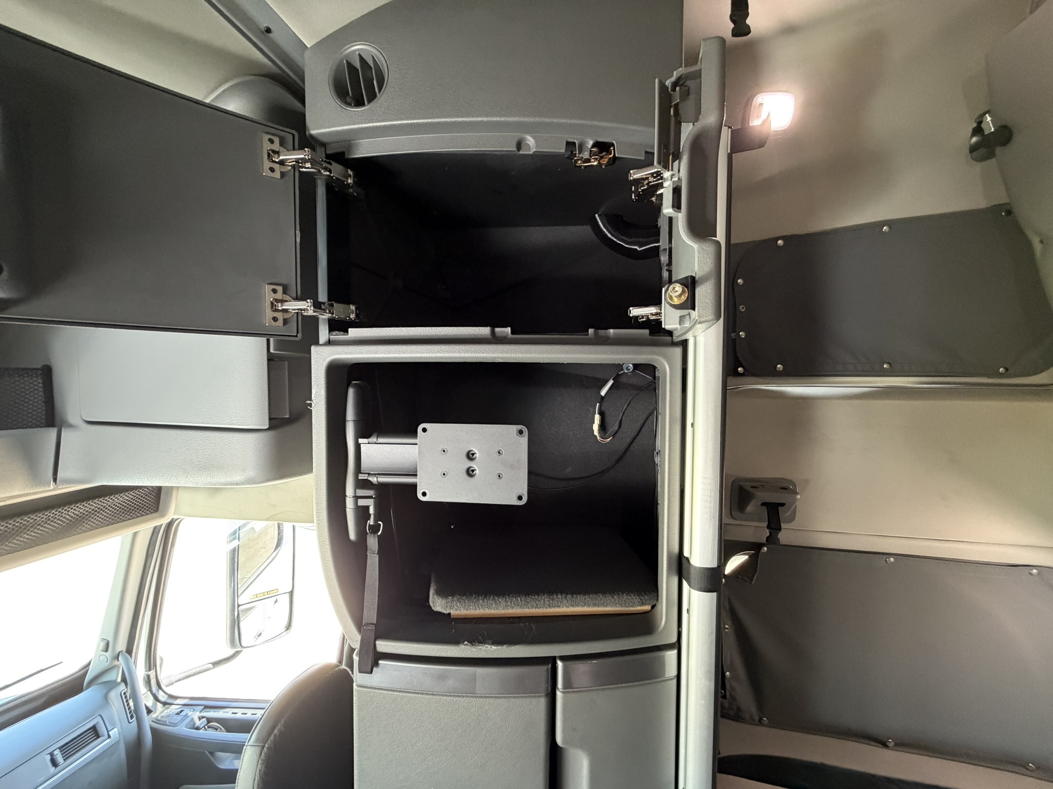 2024 Volvo - image 35