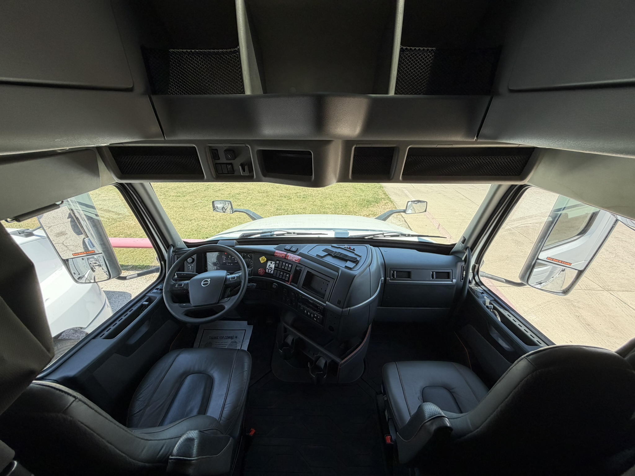 2024 Volvo - image 25