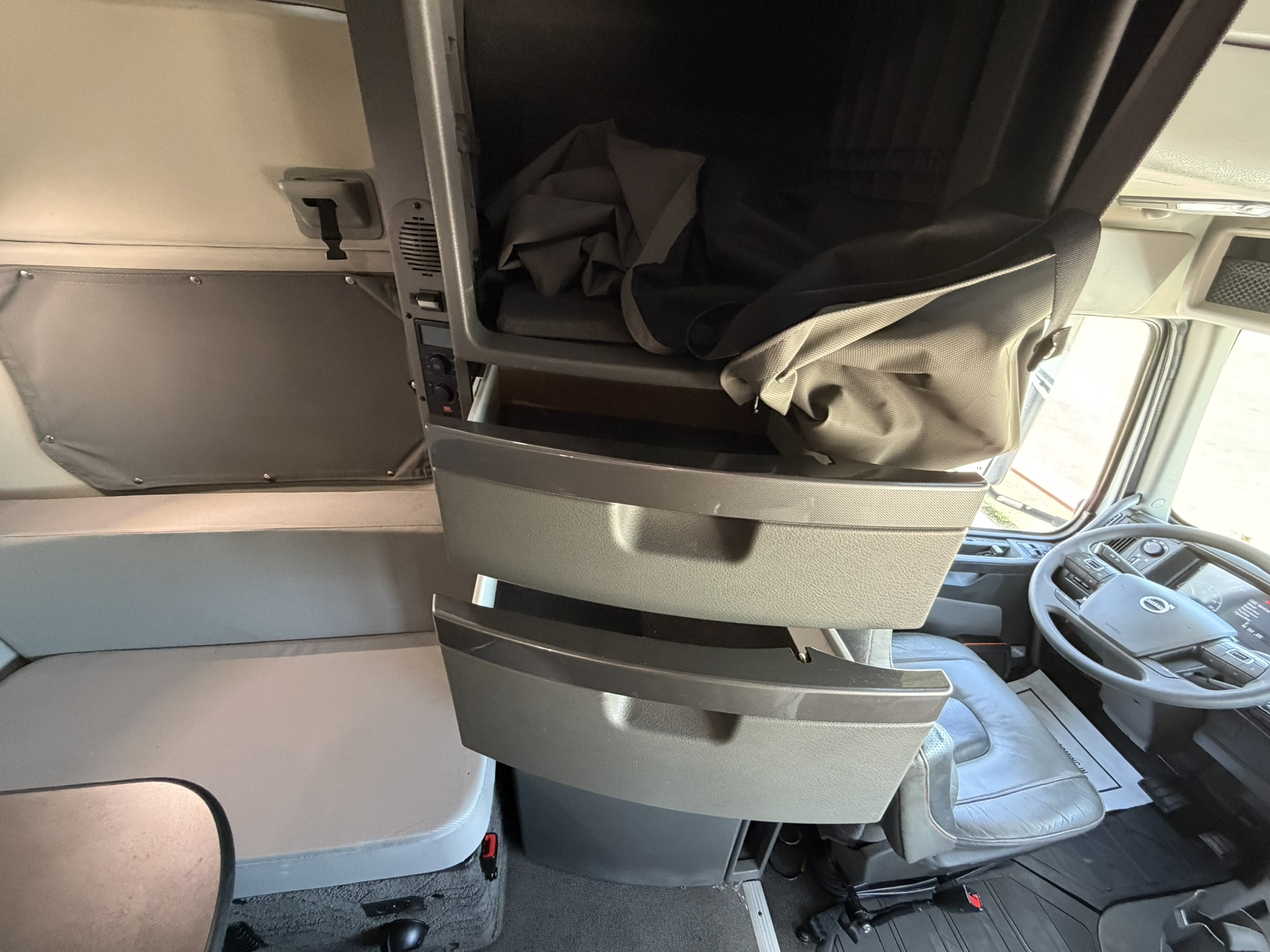 2024 Volvo - image 38