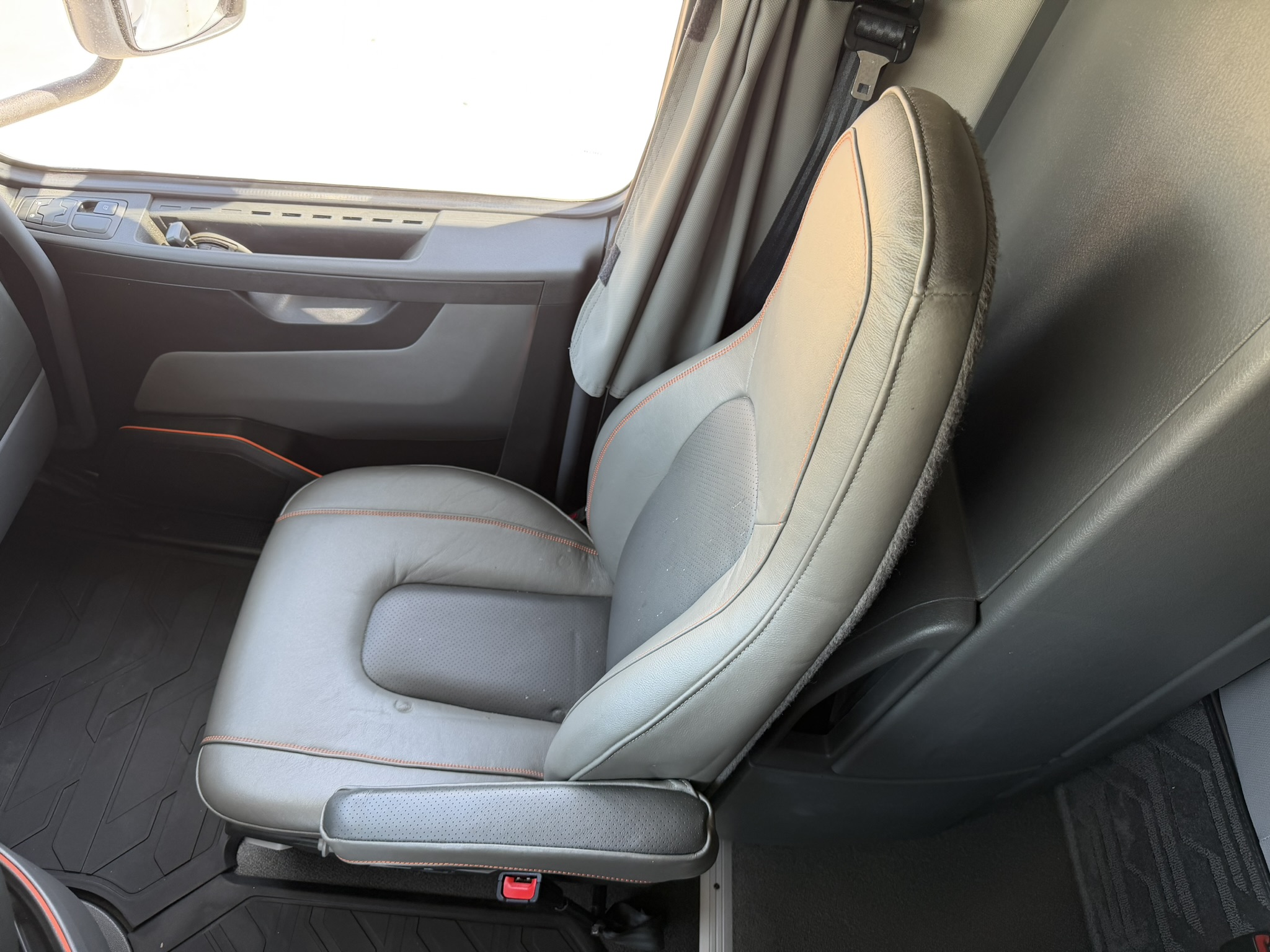 2024 Volvo - image 31