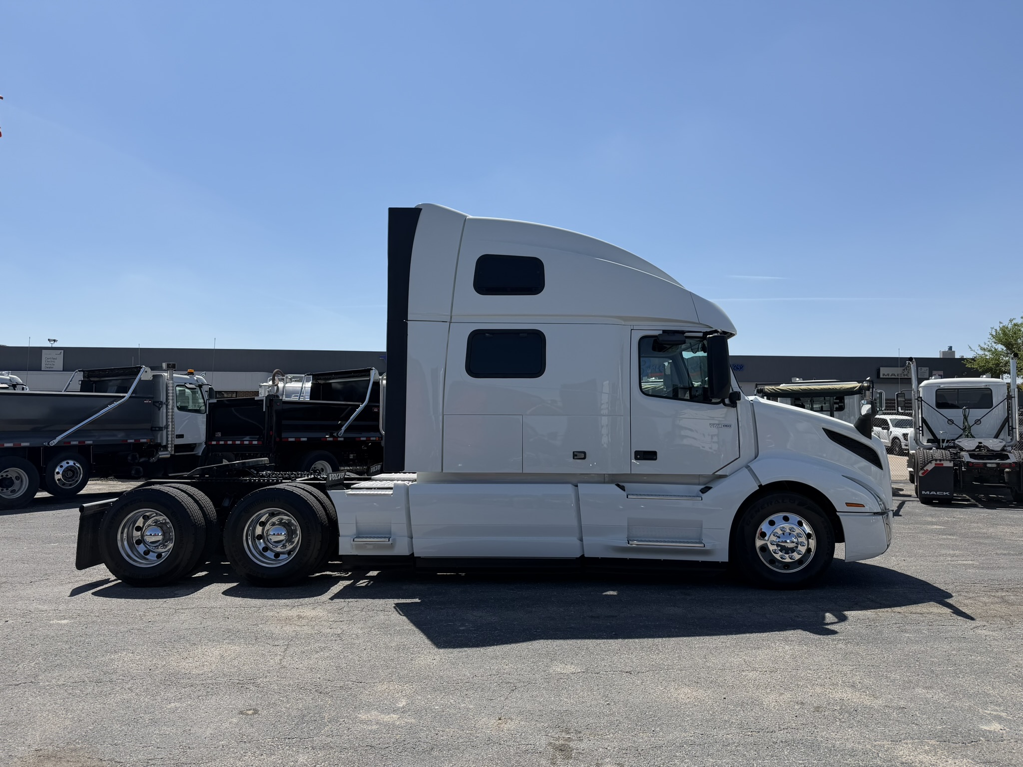 2024 Volvo - image 4