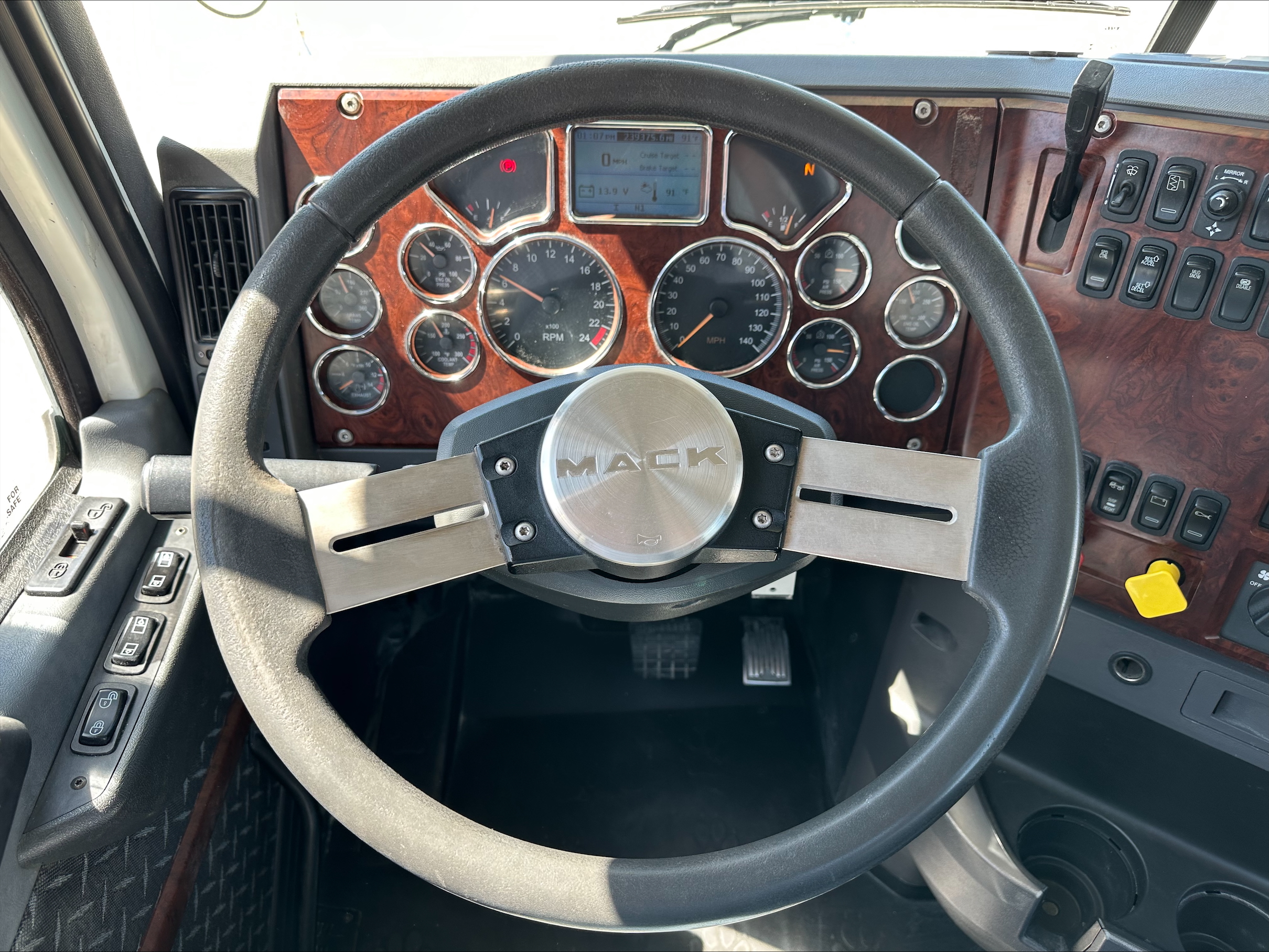 2017 Mack Pinnacle - image 16