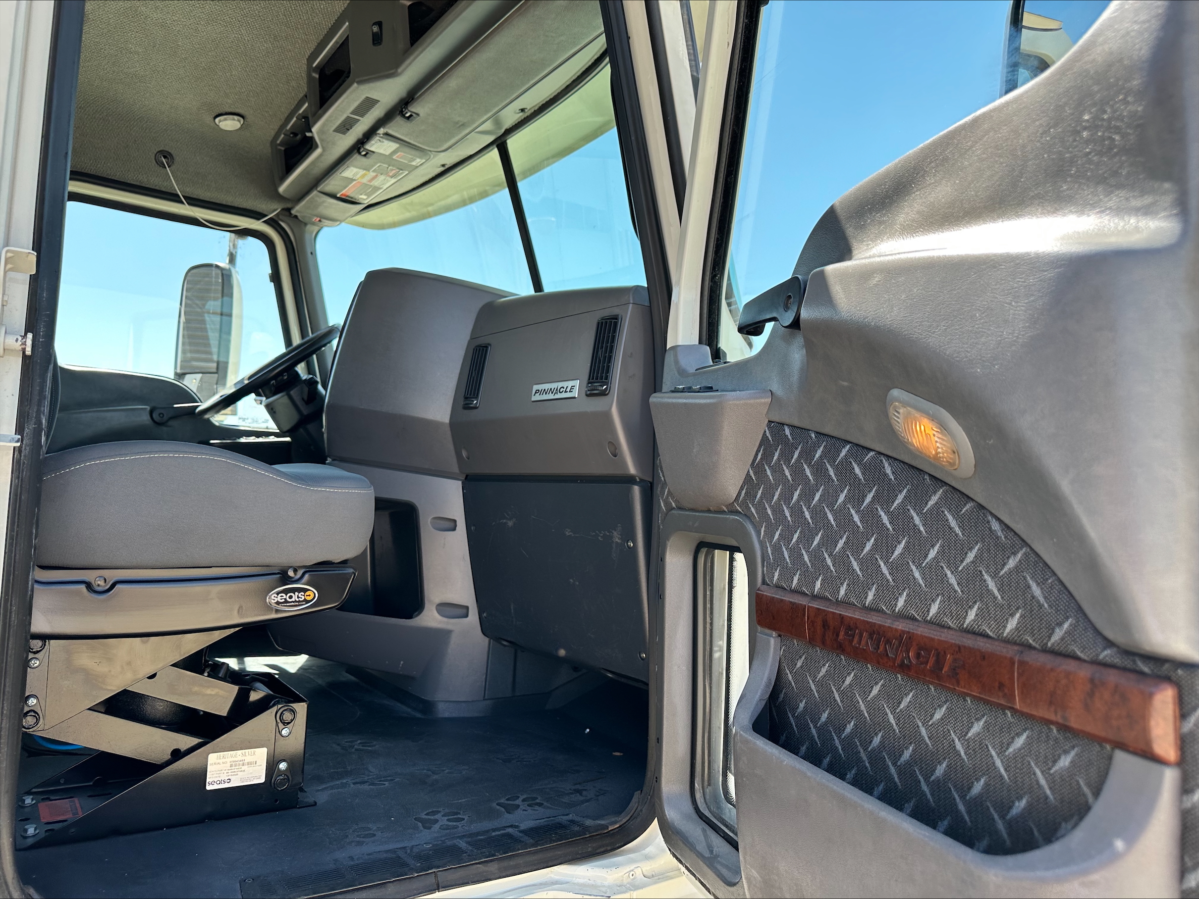 2017 Mack Pinnacle - image 14