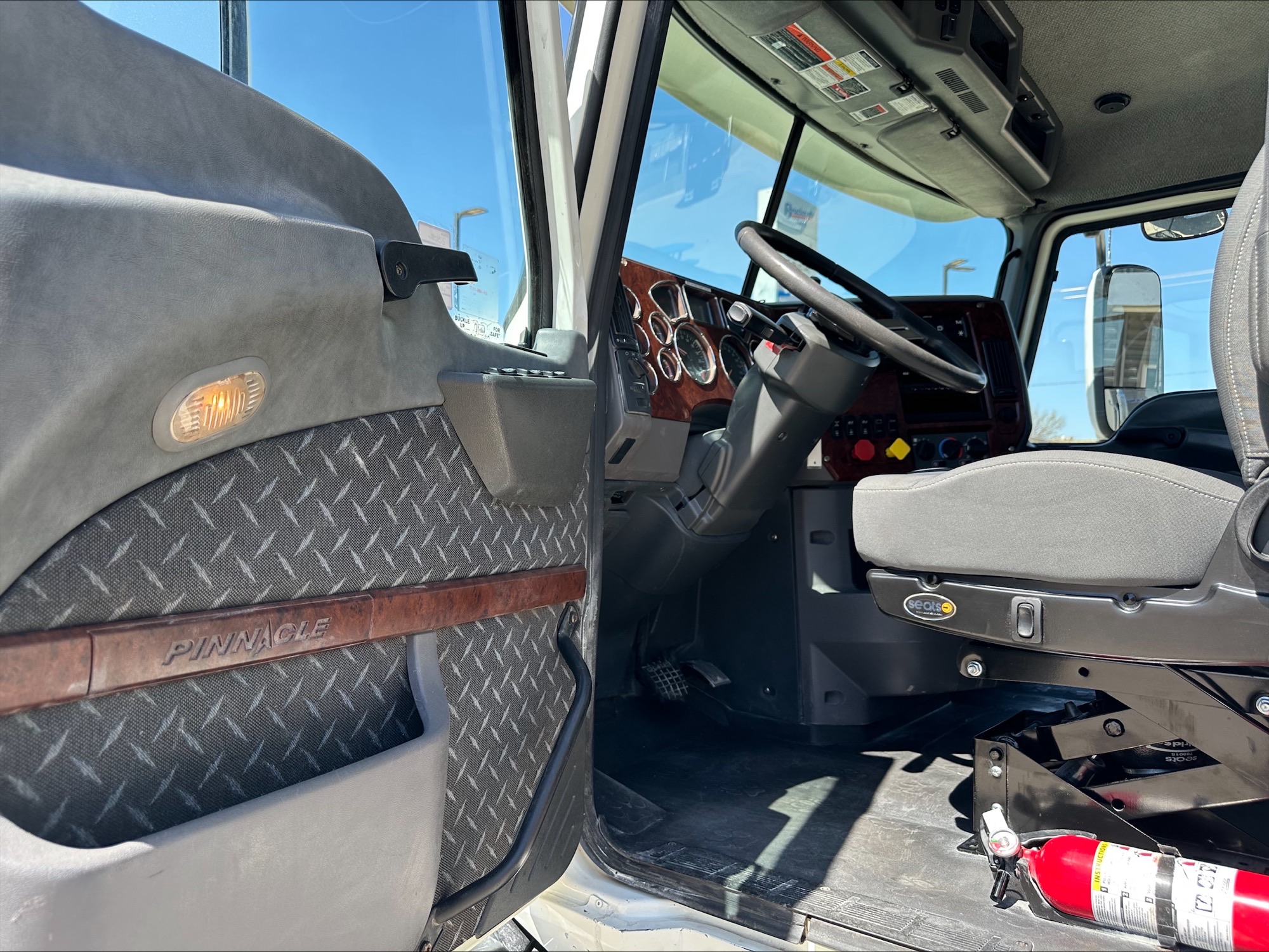 2017 Mack Pinnacle - image 11