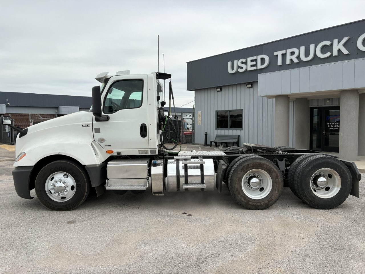 2019 International LT - image 8