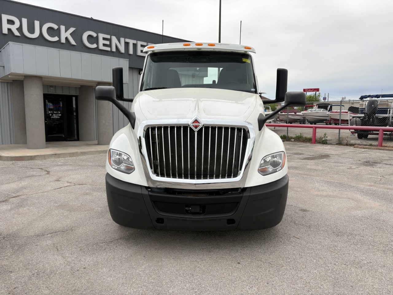 2019 International LT - image 2