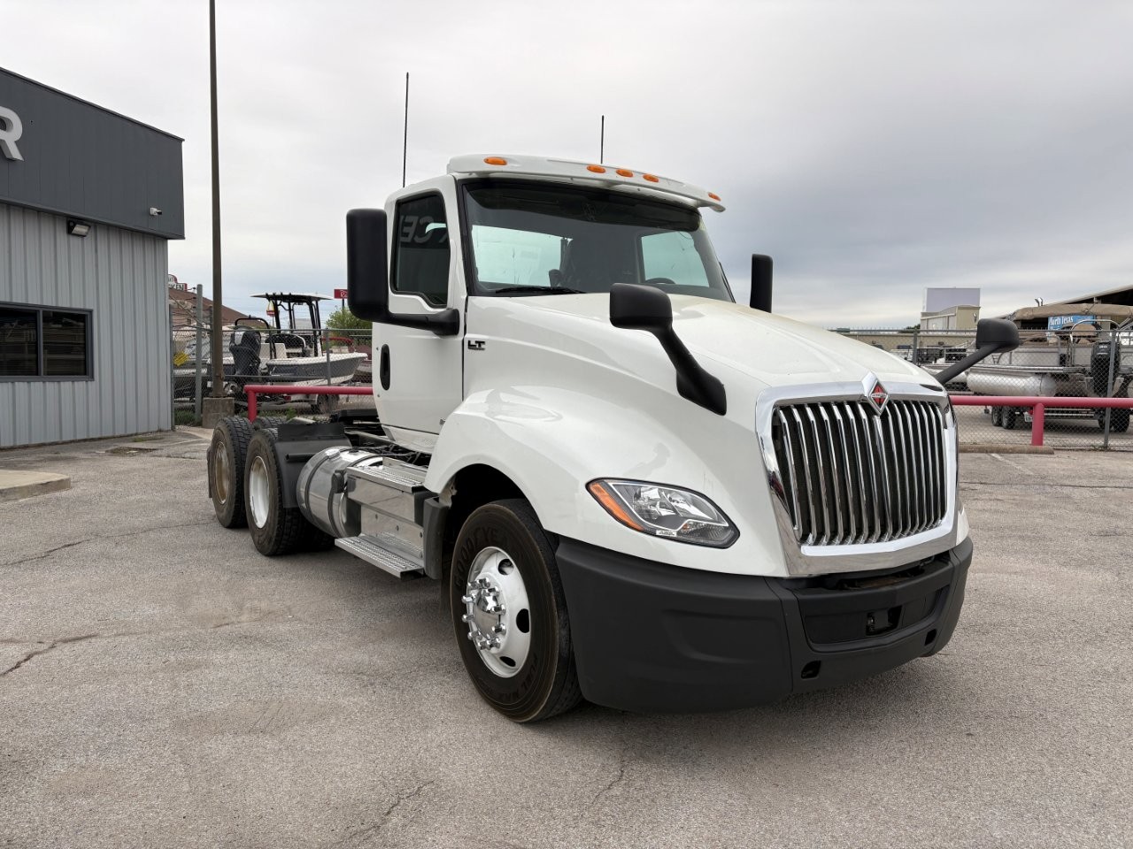 2019 International LT - image 3