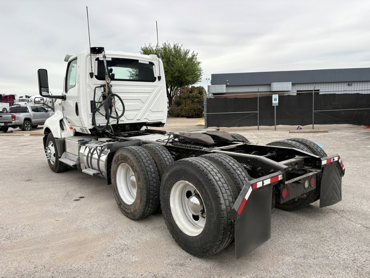 2019 International LT - image 7