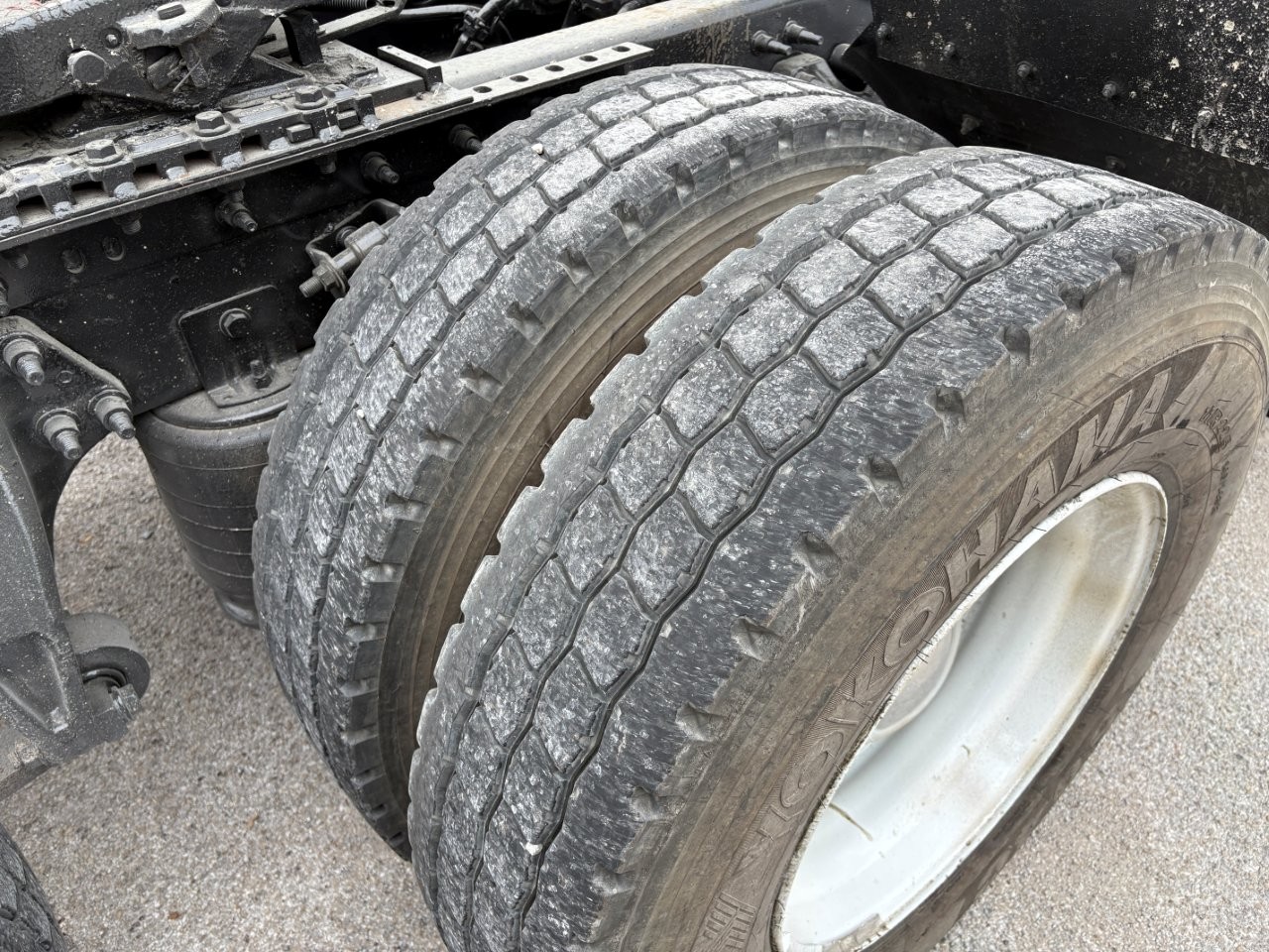 2019 International LT - image 12