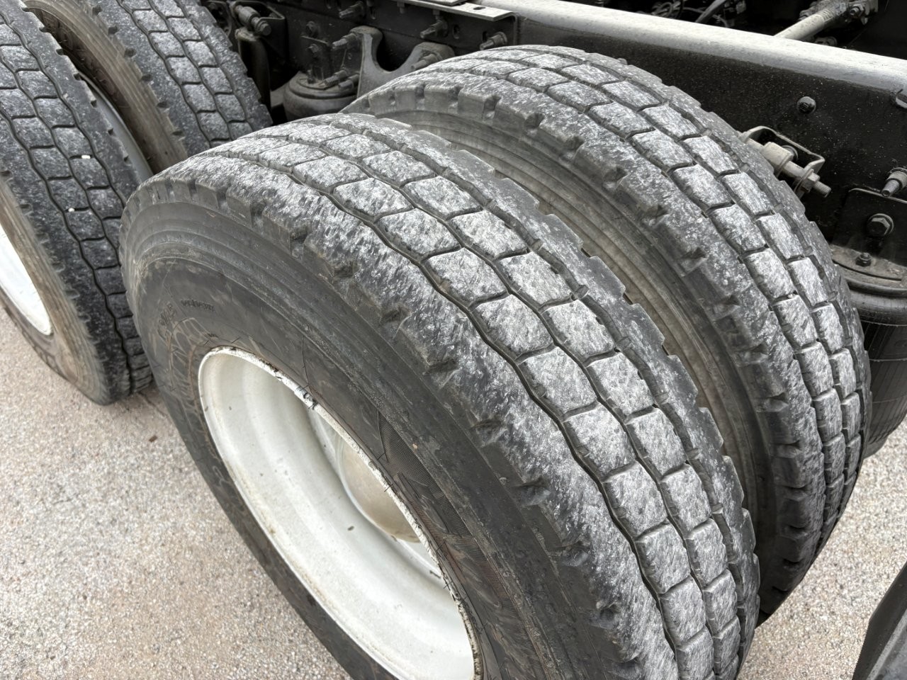 2019 International LT - image 14