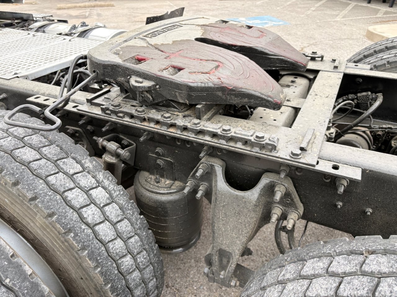 2019 International LT - image 16