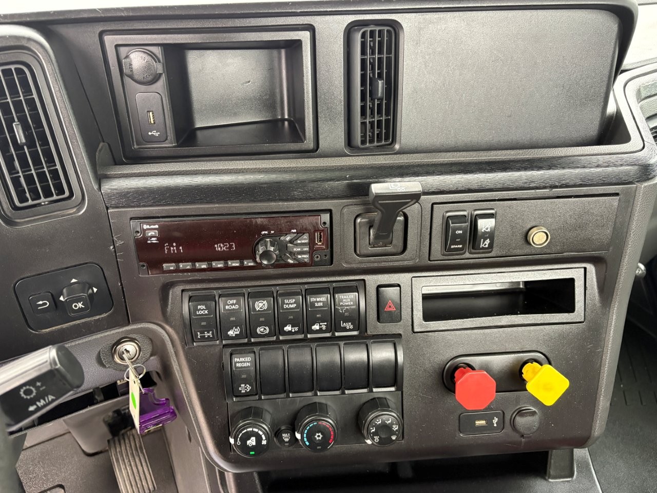 2019 International LT - image 21