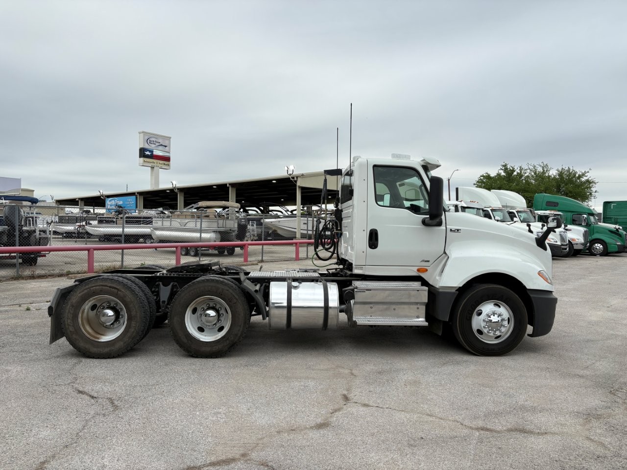 2019 International LT - image 4