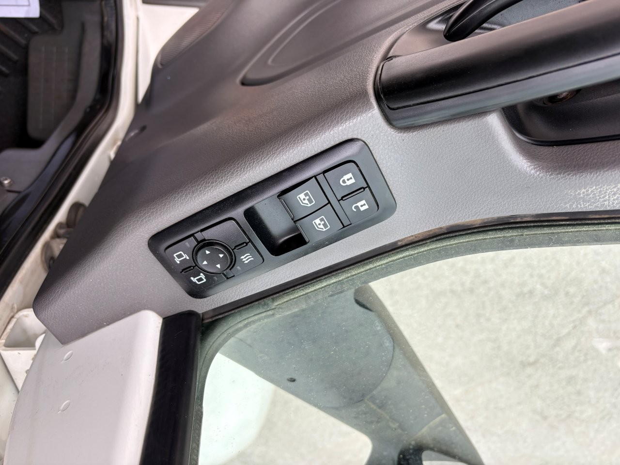 2019 International LT - image 19