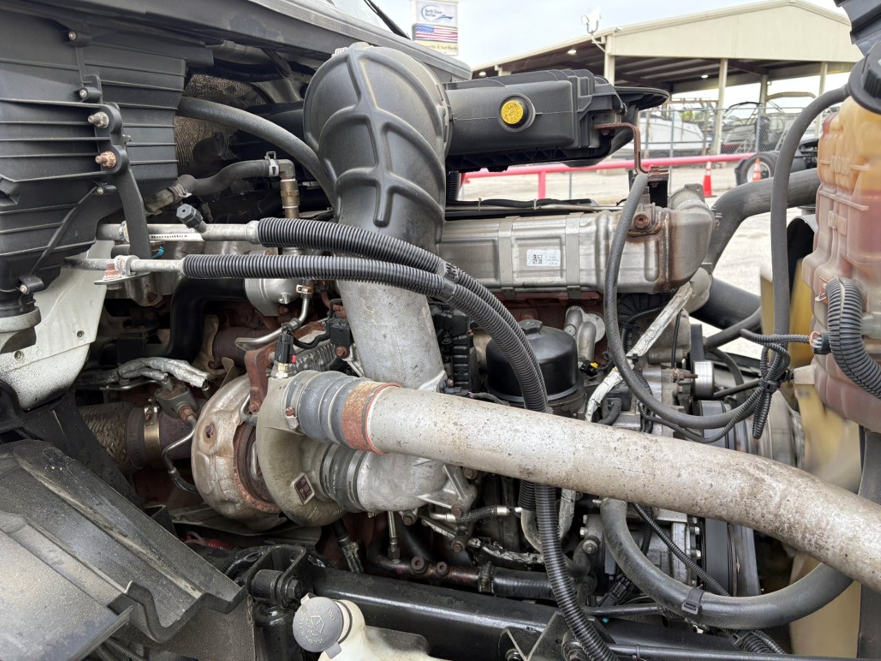 2019 International LT - image 10