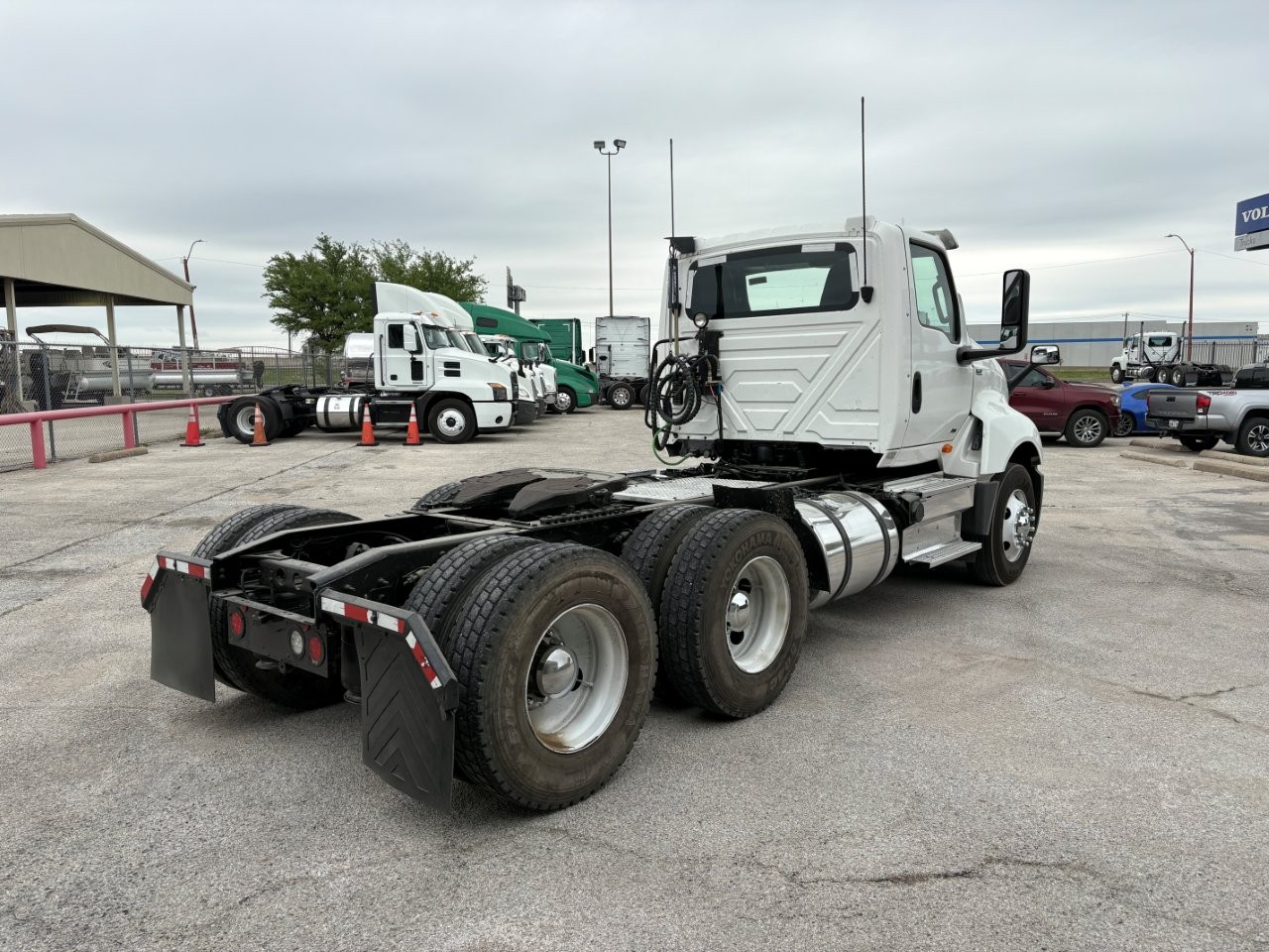 2019 International LT - image 5