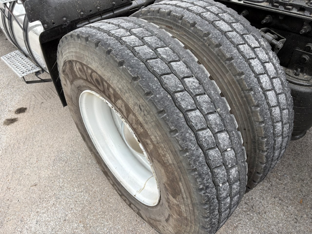 2019 International LT - image 15