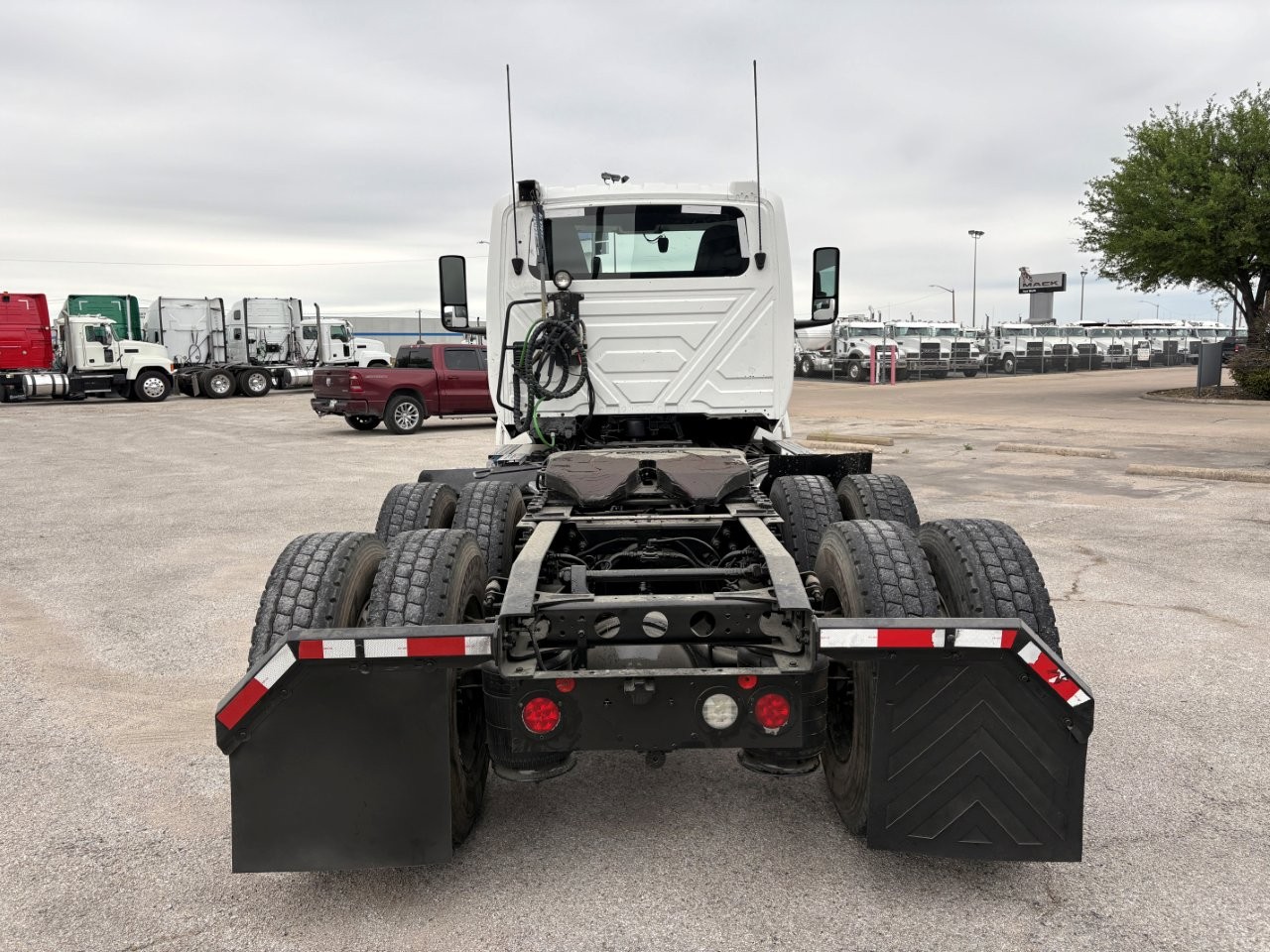 2019 International LT - image 6