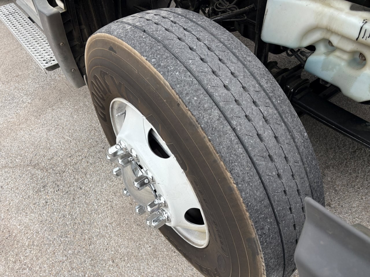 2019 International LT - image 11