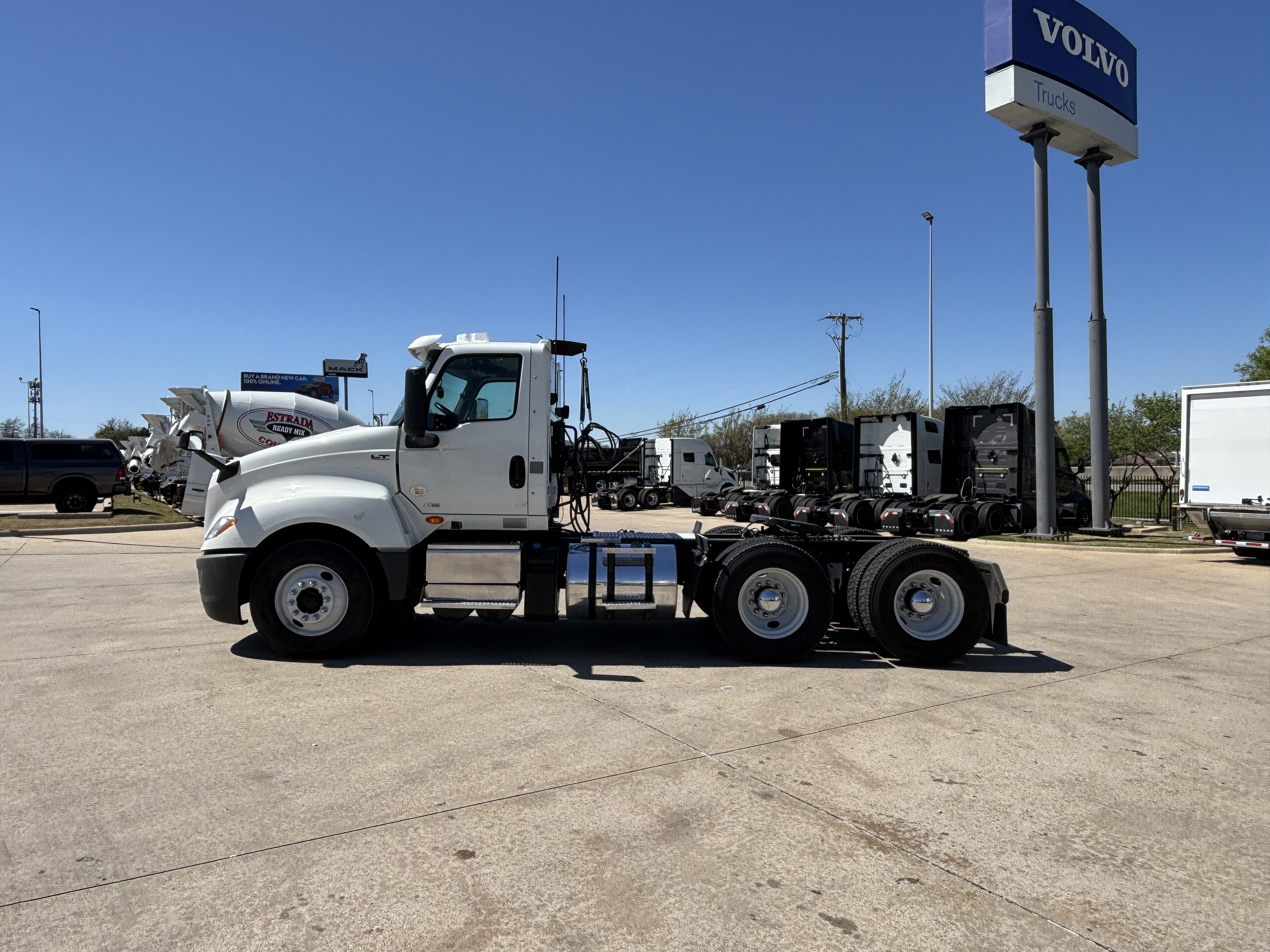 2019 International LT - image 8