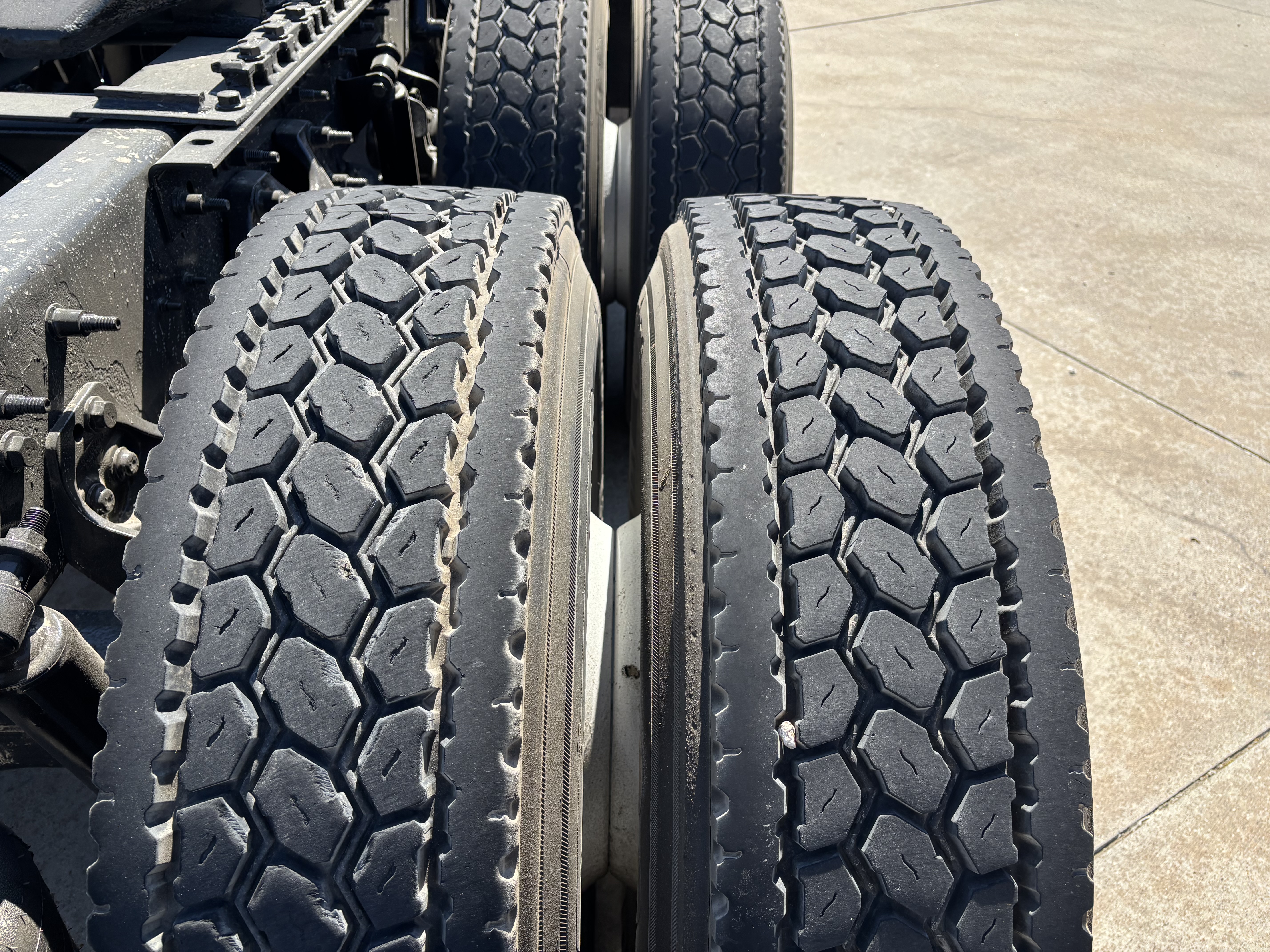 2019 International LT - image 13